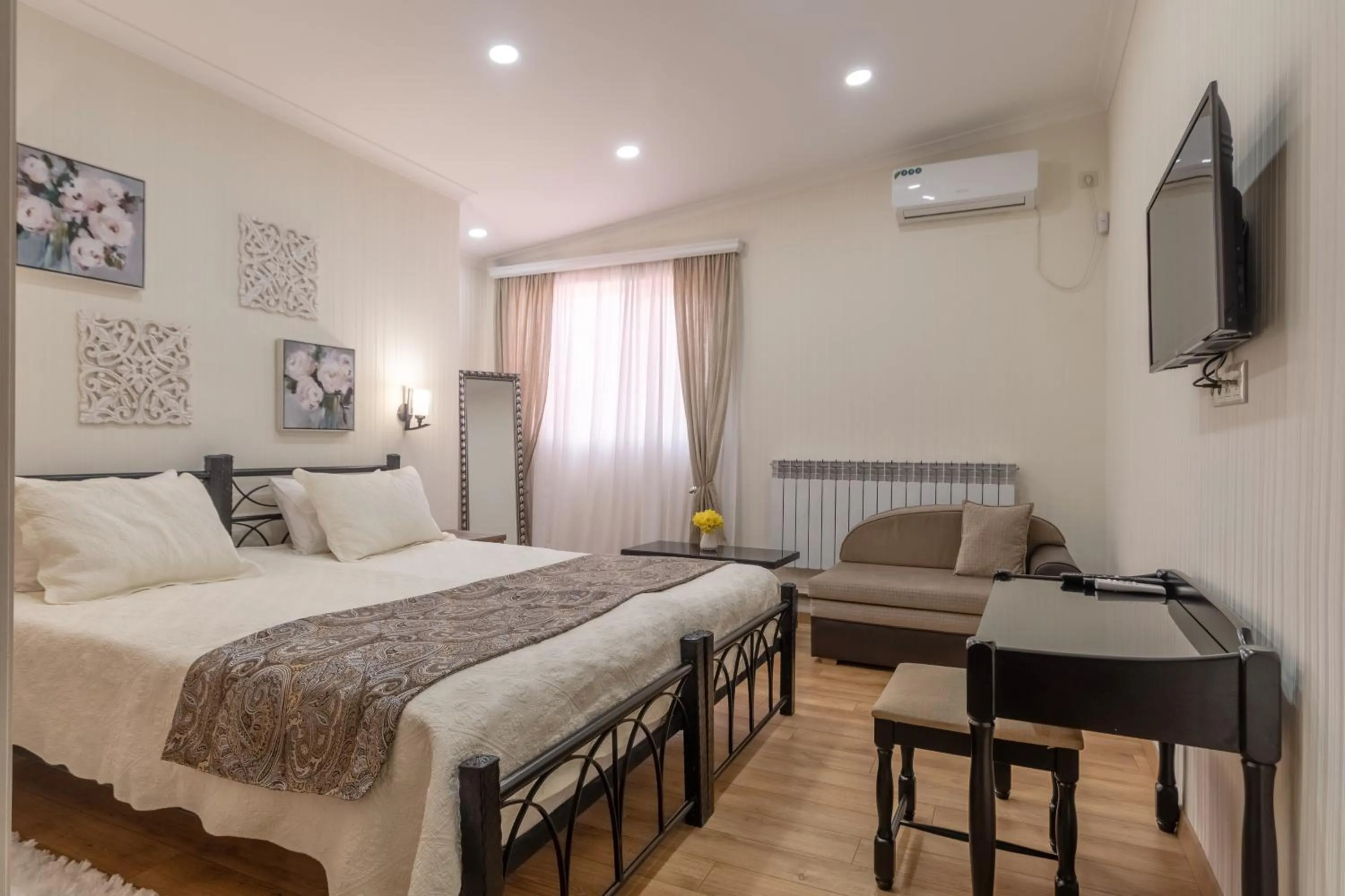 Photo of the whole room, Bed in Q&B House