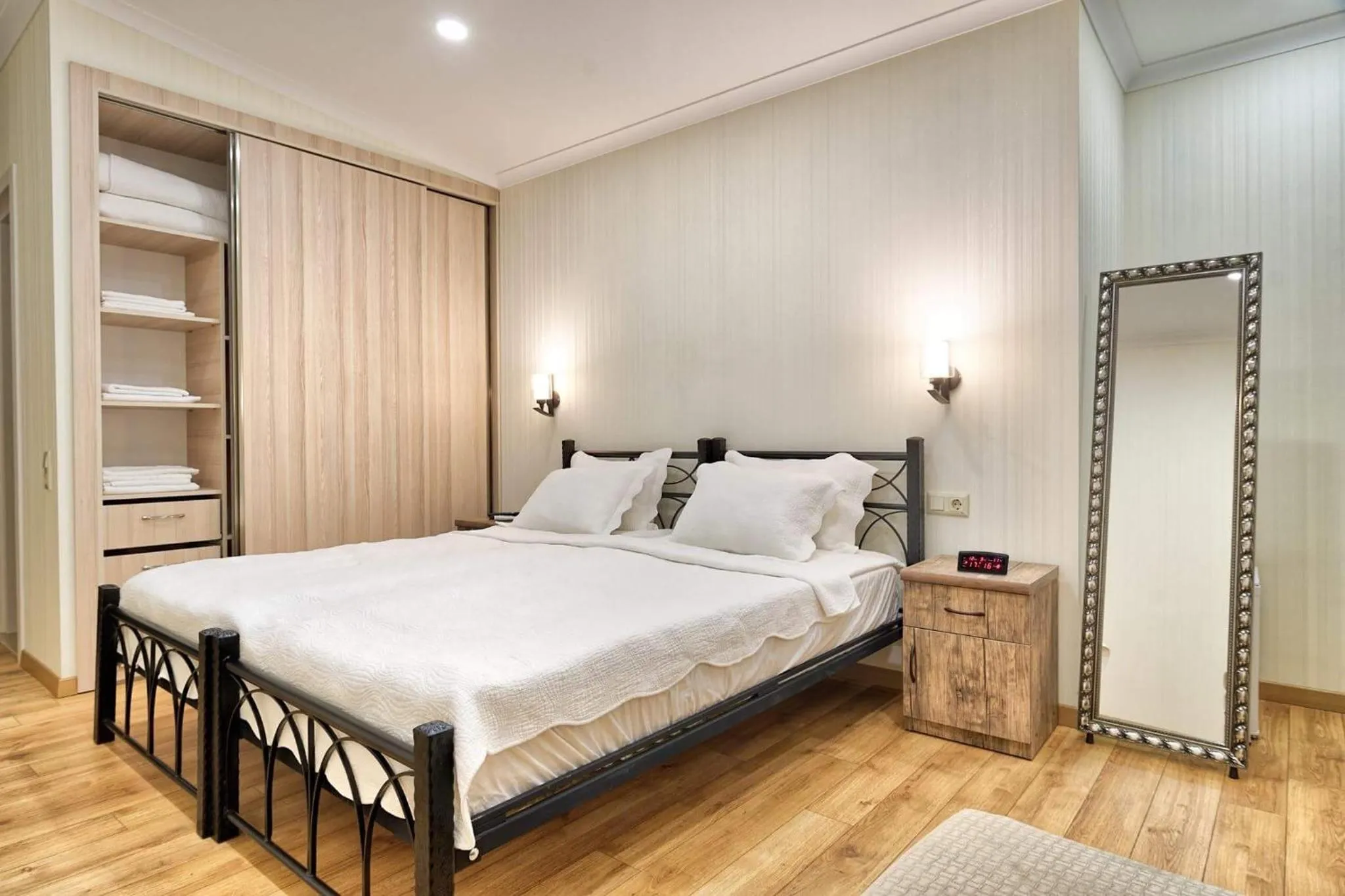 Photo of the whole room, Bed in Q&B House