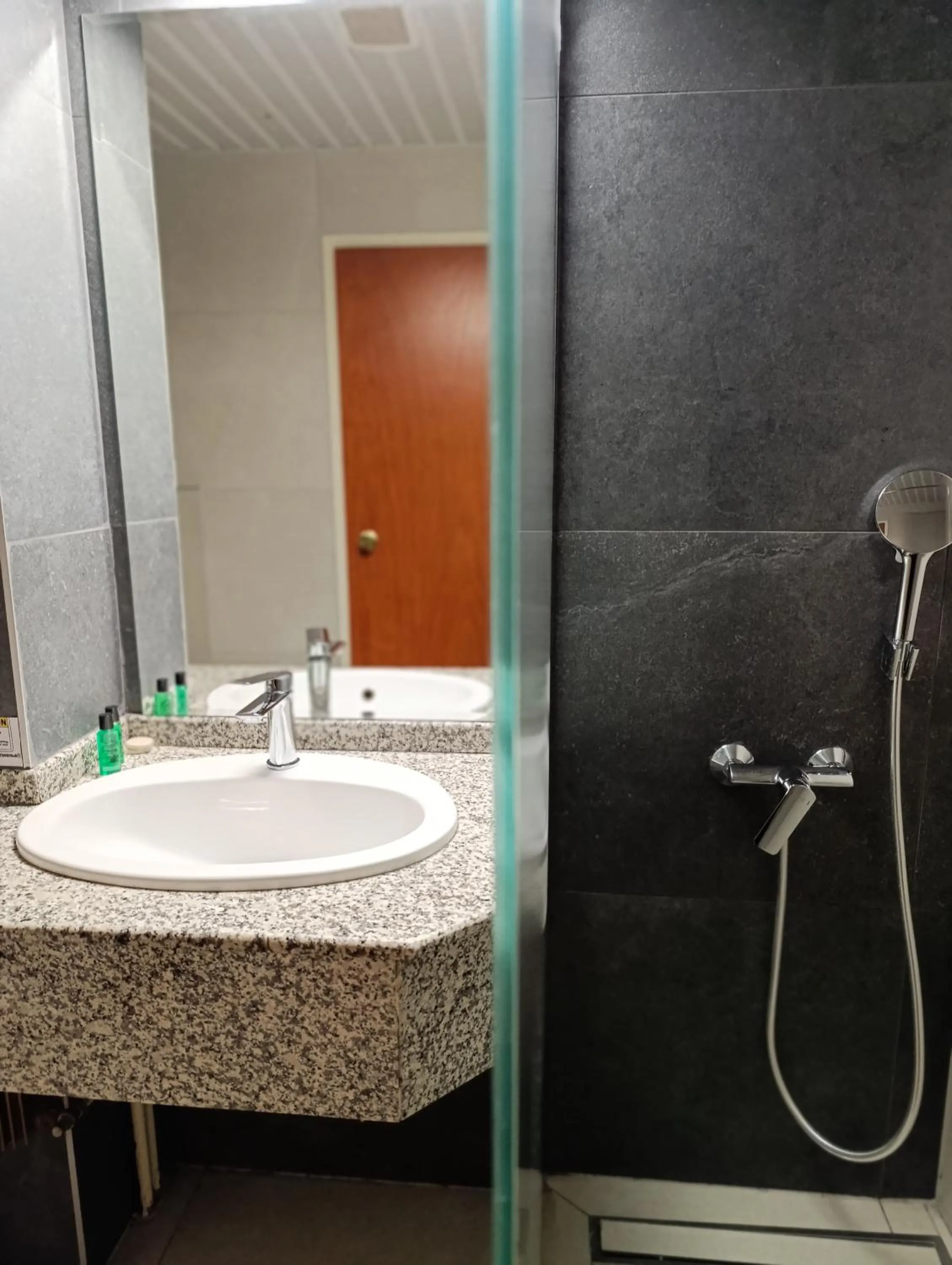 Shower in Hotel Metropol – Metropol Lake Resort