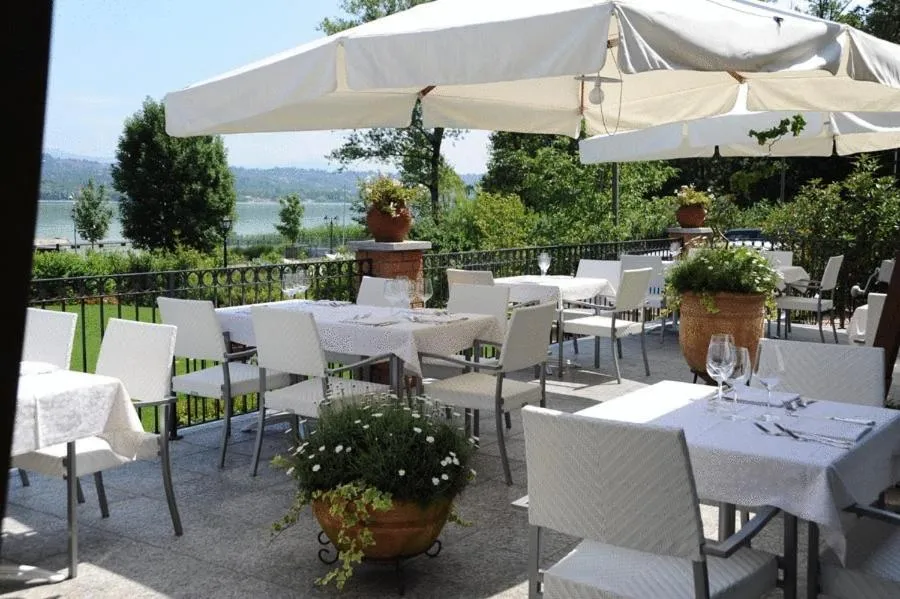 Restaurant/places to eat in Villa Baroni