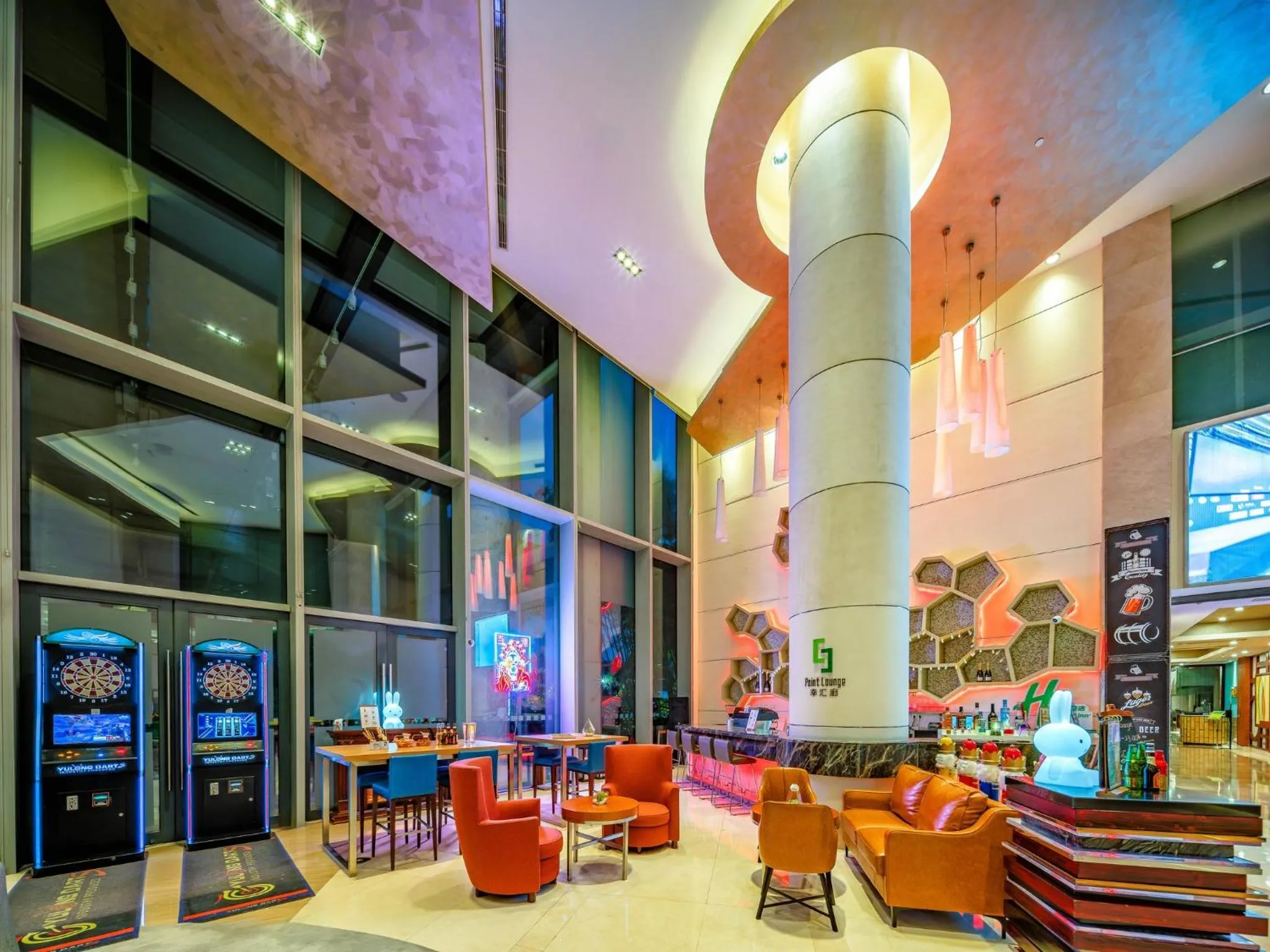 Lounge or bar in Holiday Inn Shanghai Pudong Kangqiao by IHG - Free shuttle bus to Disney land, Ins Swimming Pool