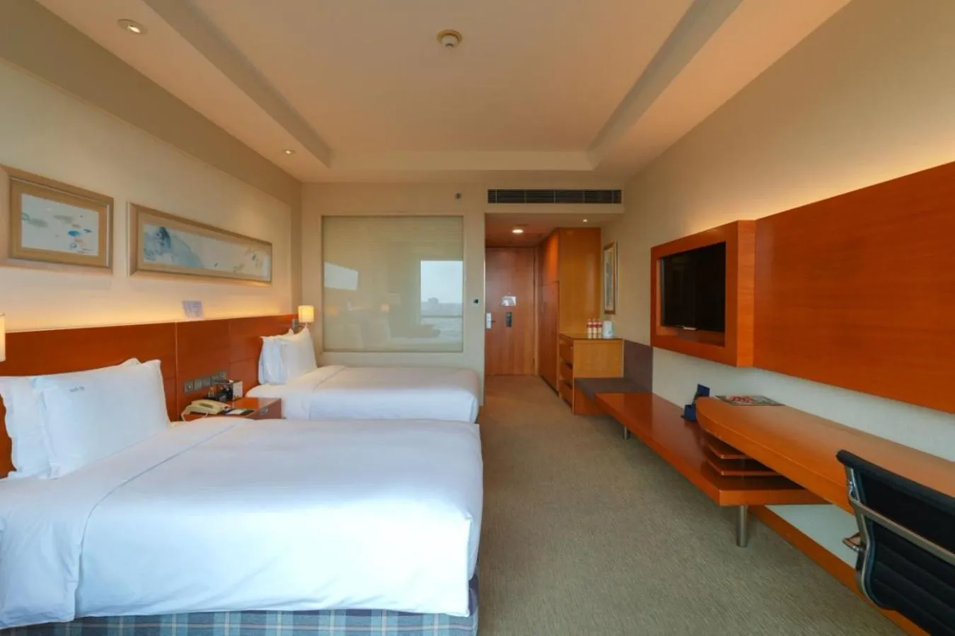 Bed in Holiday Inn Shanghai Pudong Kangqiao by IHG - Free shuttle bus to Disney land, Ins Swimming Pool