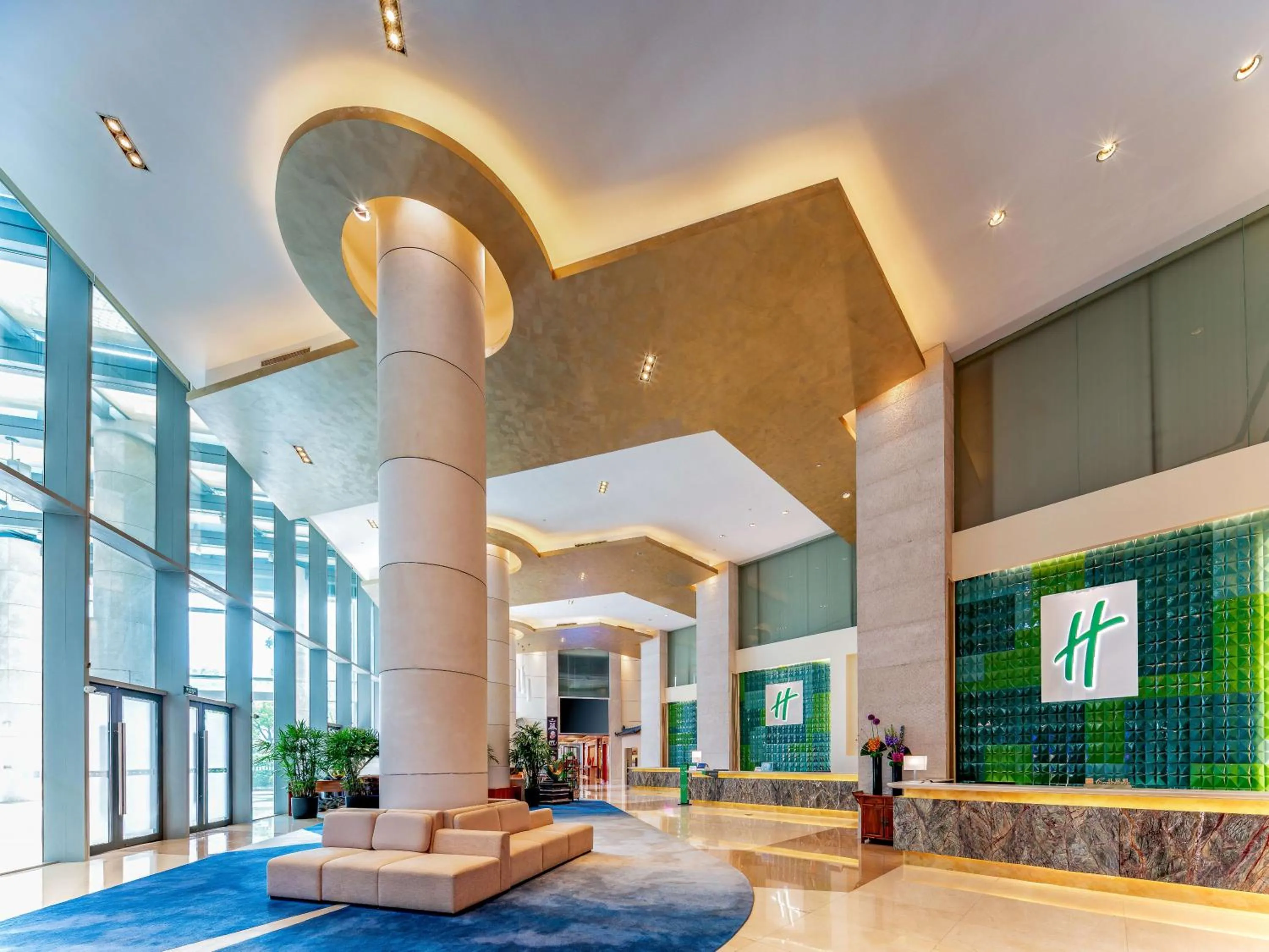 Lobby or reception in Holiday Inn Shanghai Pudong Kangqiao by IHG - Free shuttle bus to Disney land, Ins Swimming Pool