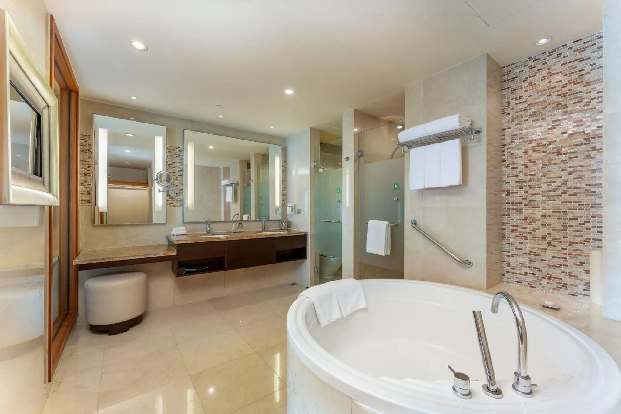 Photo of the whole room in Holiday Inn Shanghai Pudong Kangqiao by IHG - Free shuttle bus to Disney land, Ins Swimming Pool