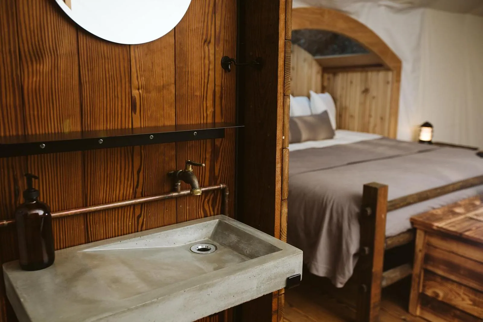 Bathroom, Bed in Under Canvas Mount Rushmore