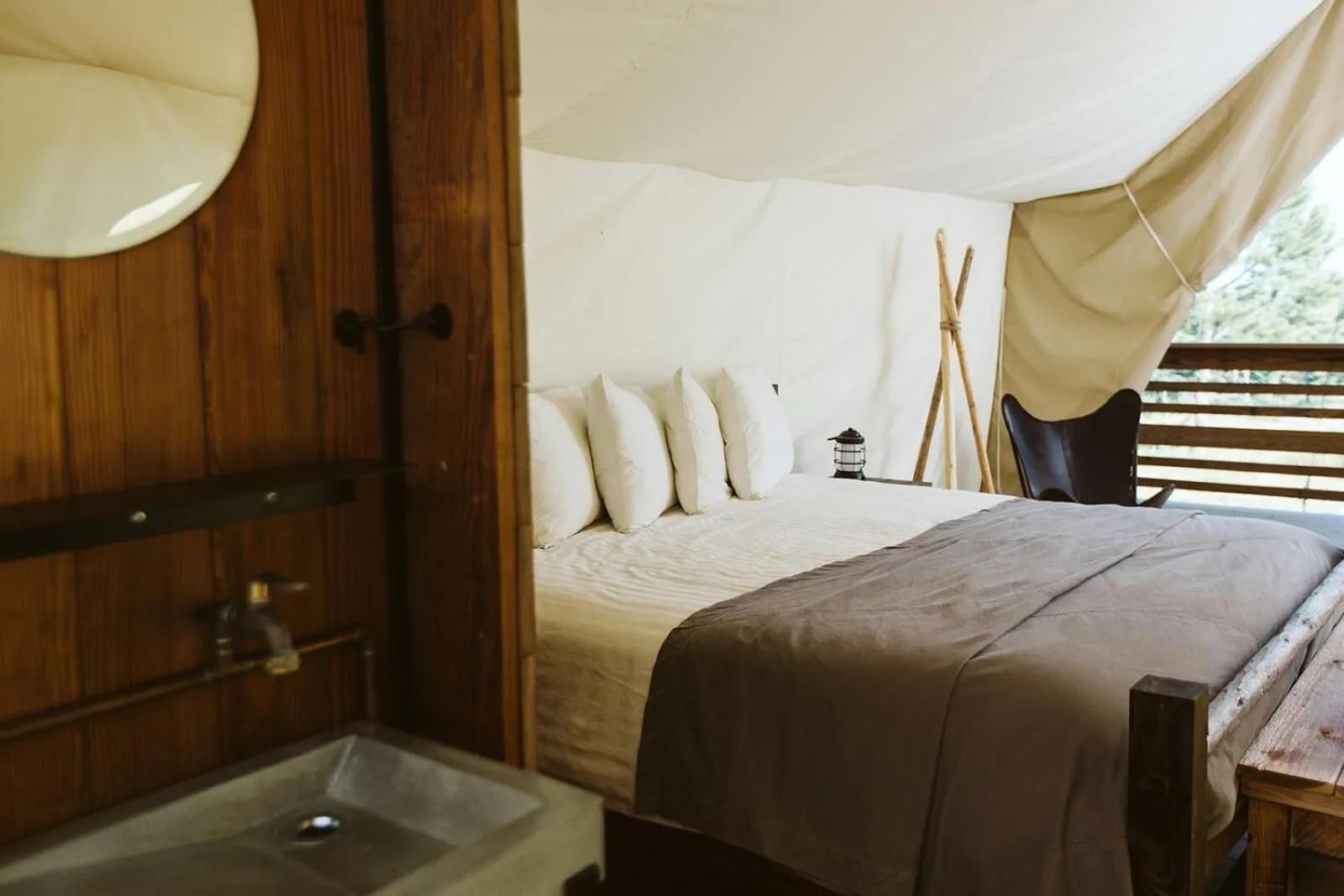 Bathroom, Bed in Under Canvas Mount Rushmore