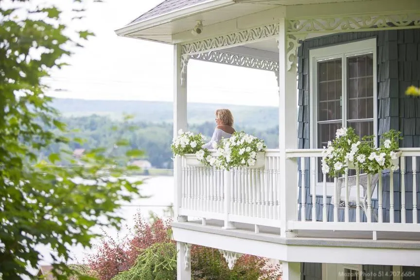 Property building in La Maison Bleue du Lac Wallace