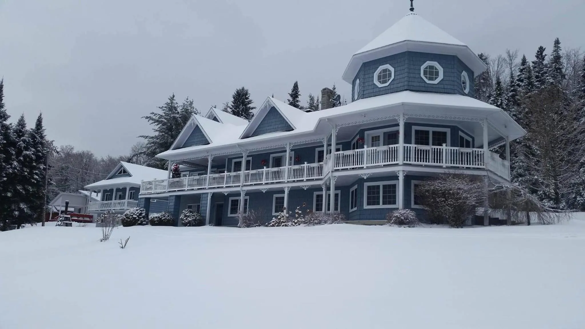 Property building in La Maison Bleue du Lac Wallace