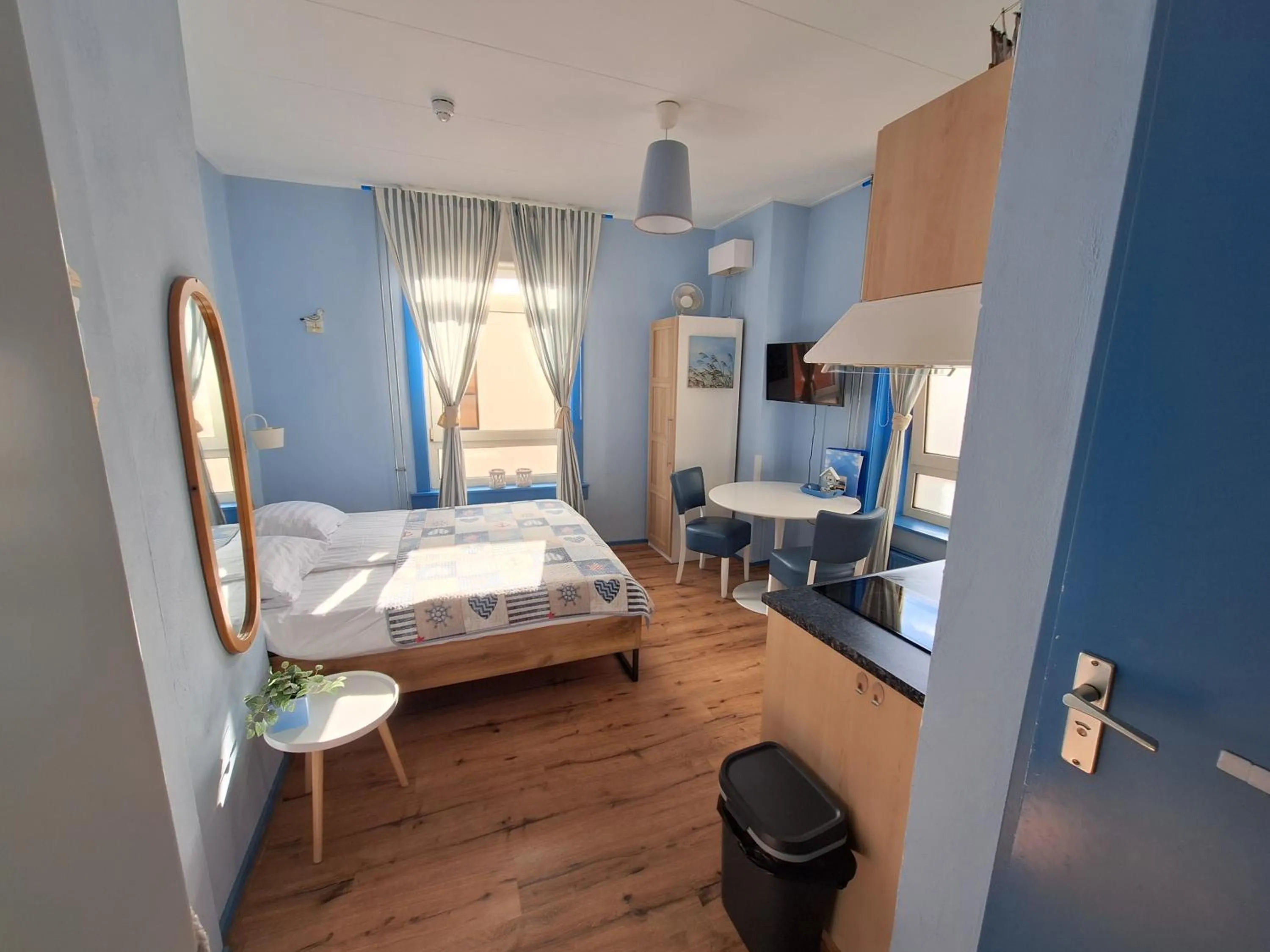Photo of the whole room, Bed in Appartementen Zandvoort
