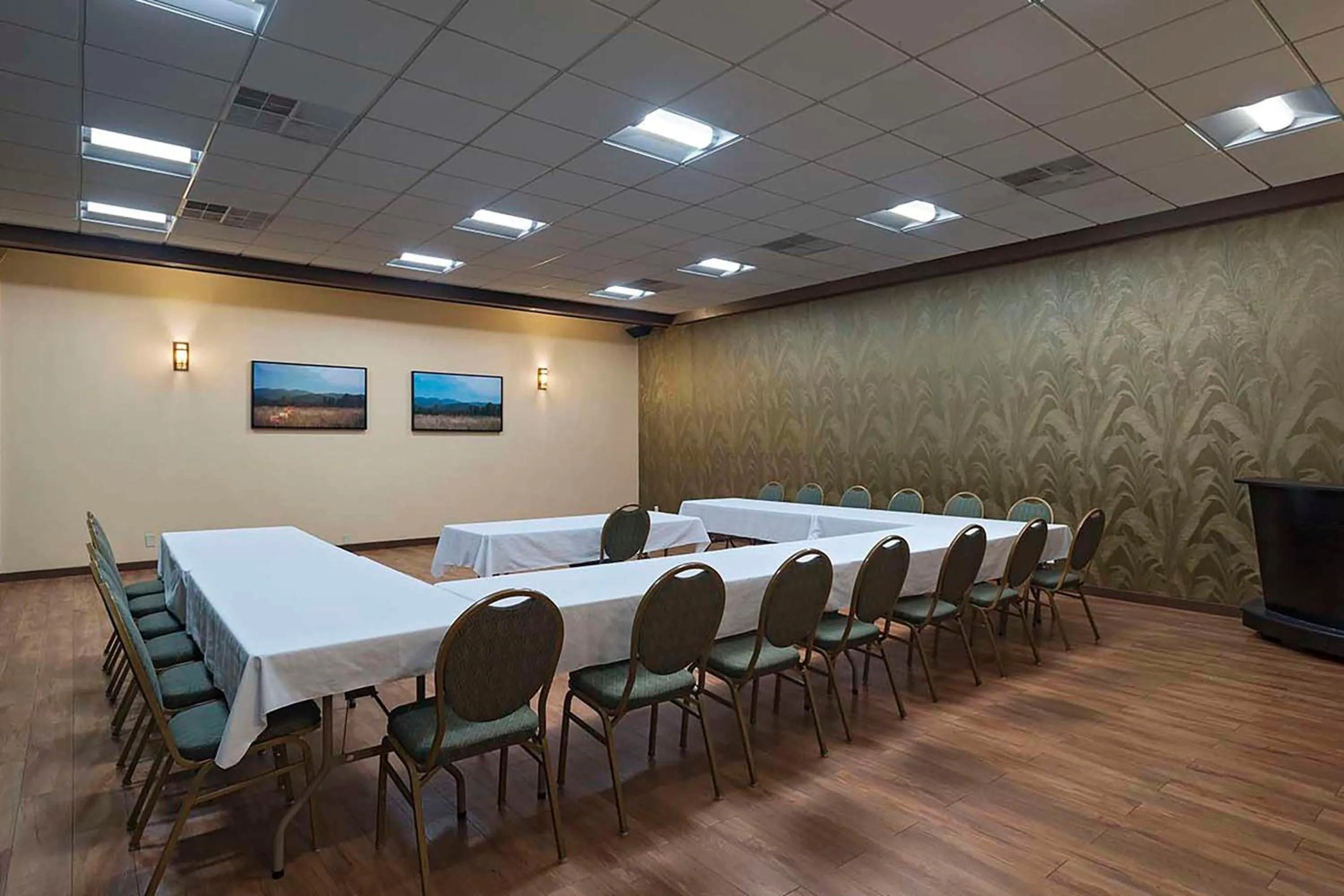 Meeting/conference room in Stevens Inn a Howard Johnson by Wyndham