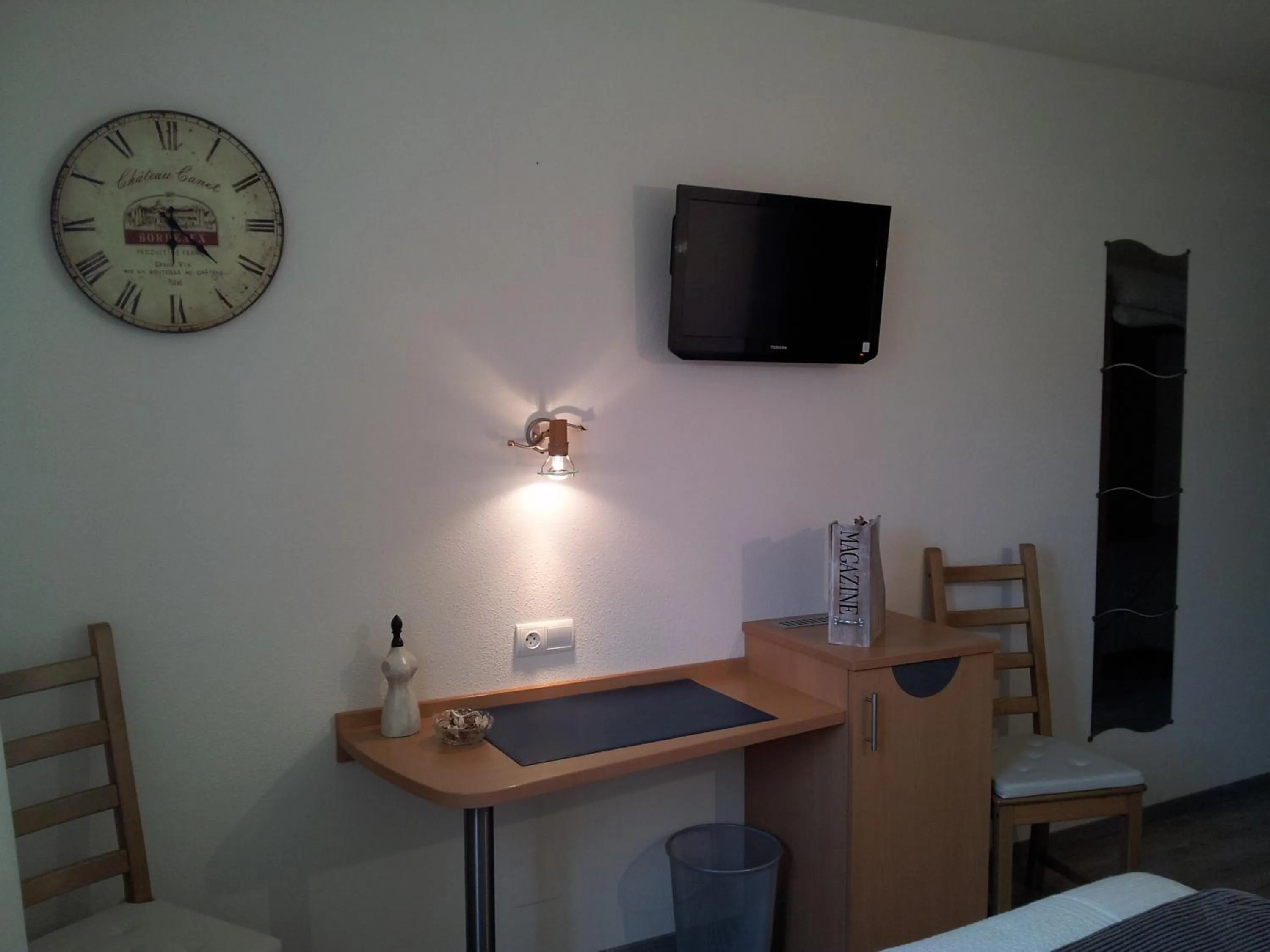 TV and multimedia in Hôtel Des Bois