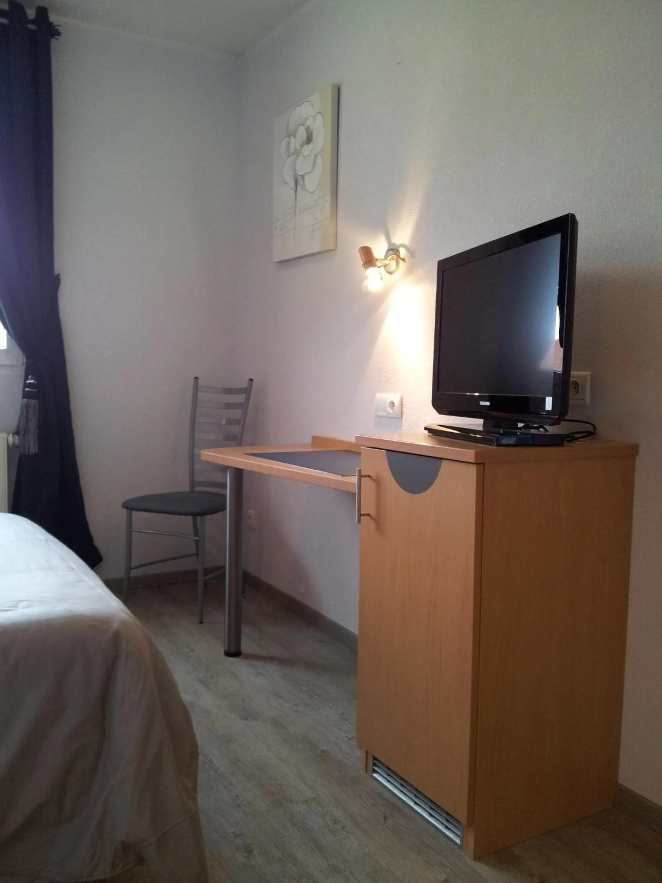 TV and multimedia, Bed in Hôtel Des Bois