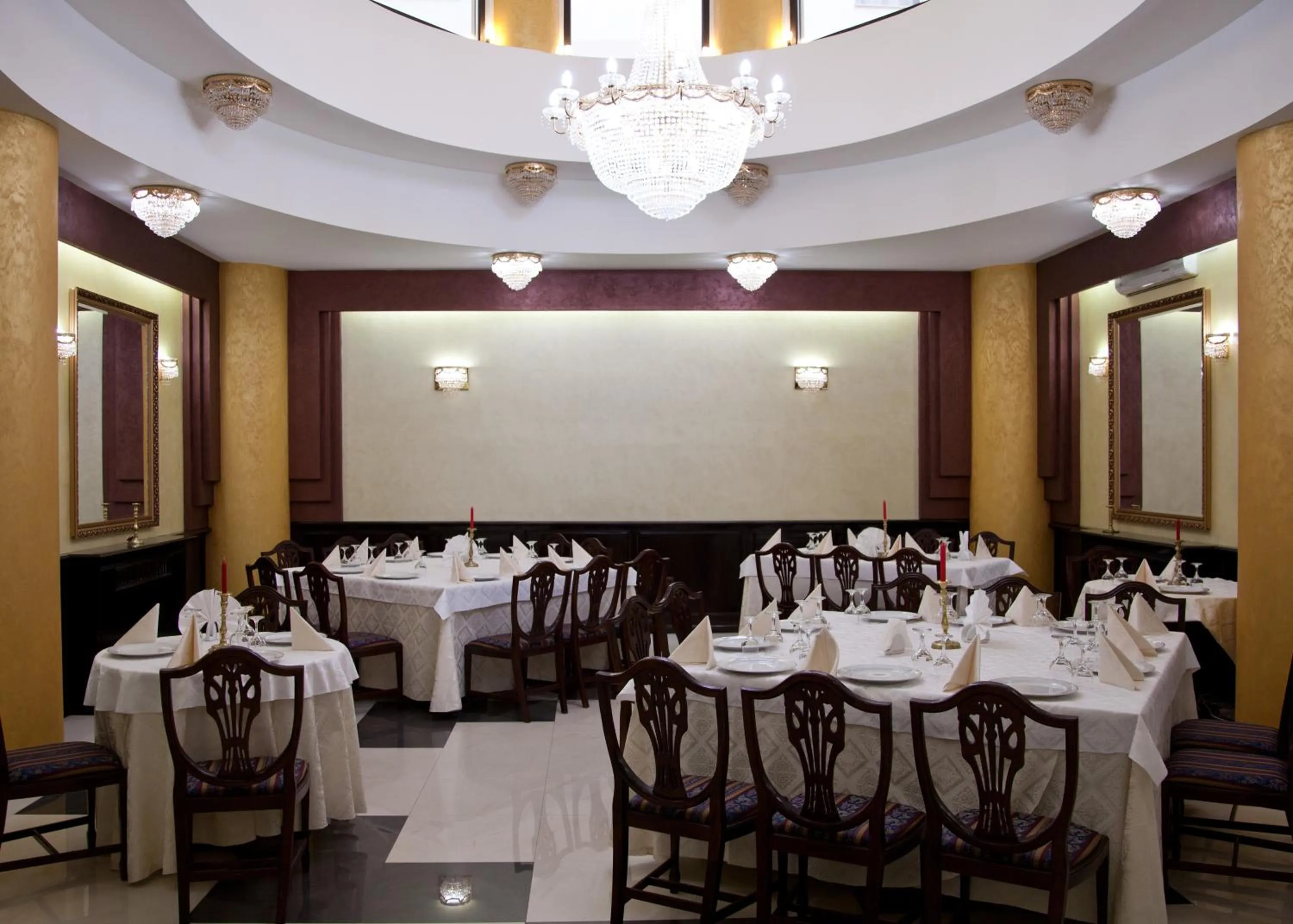 Restaurant/places to eat in Hotel Majestic