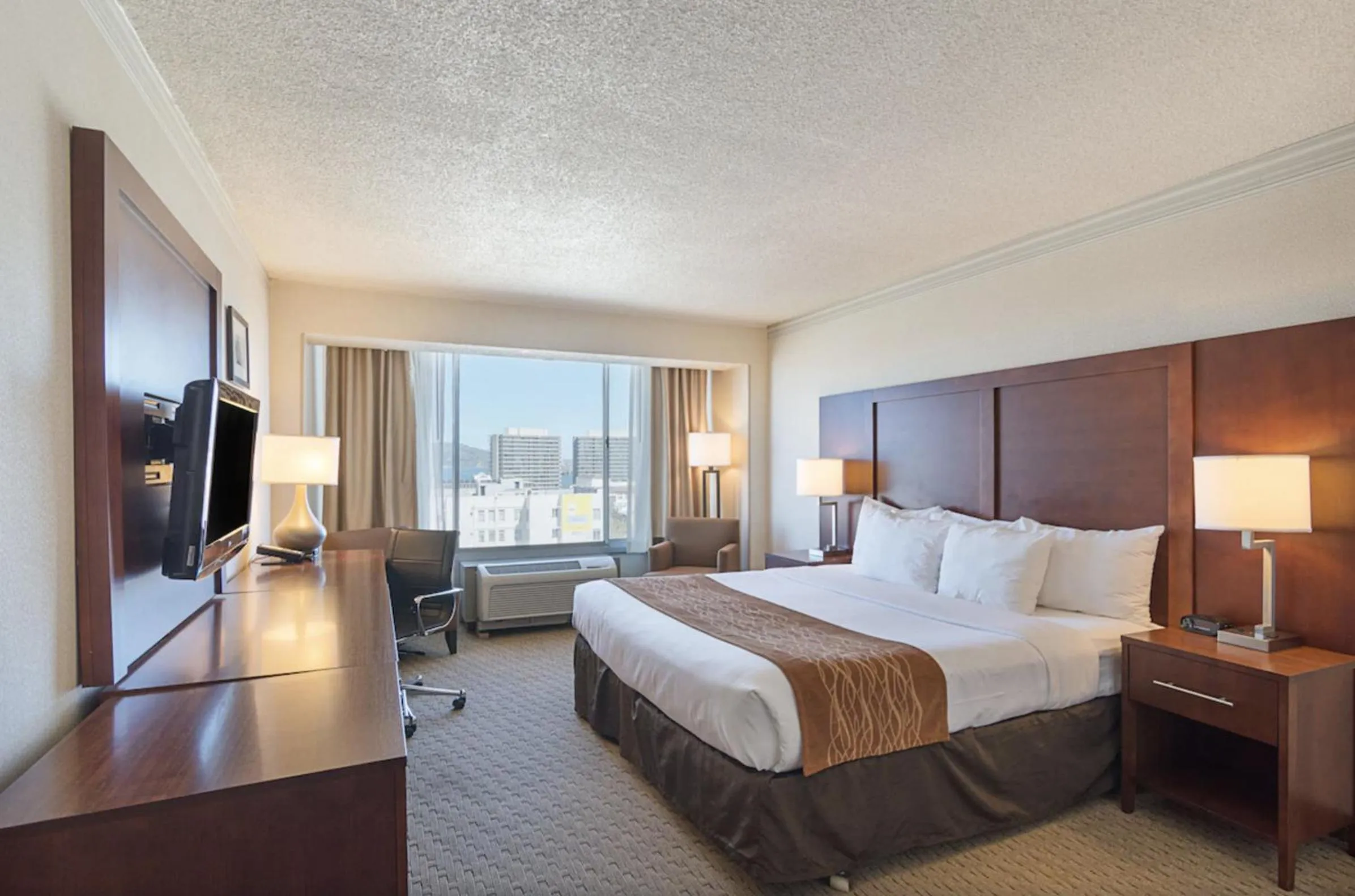 Bed in Comfort Inn By the Bay