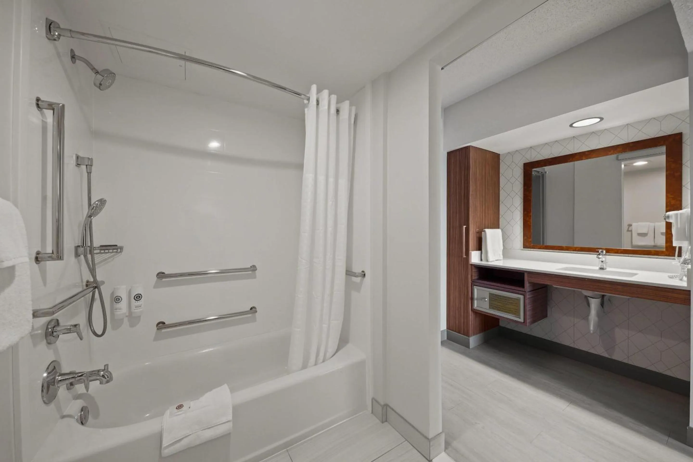 Bedroom in Comfort Inn By the Bay