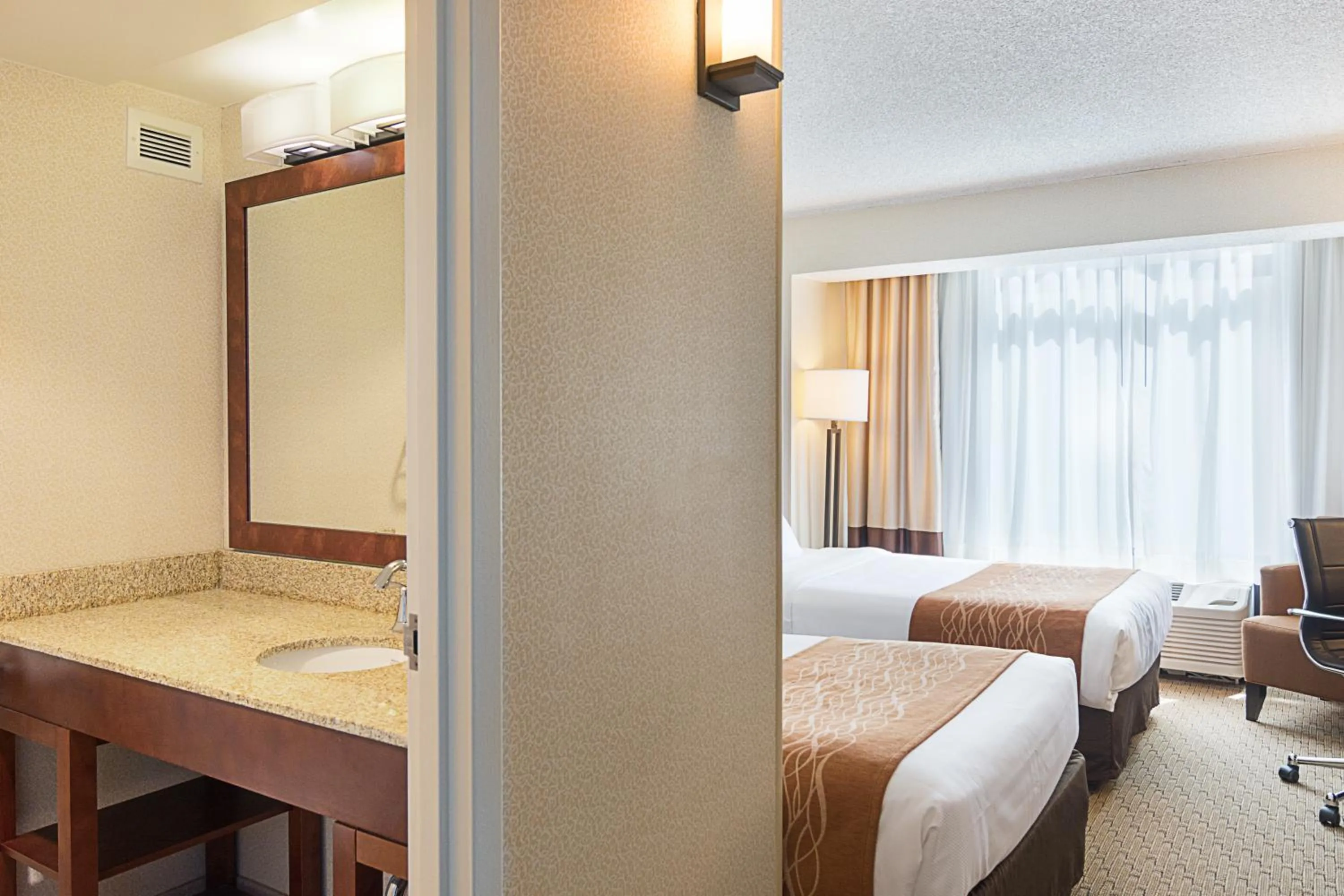 Photo of the whole room, Bed in Comfort Inn By the Bay