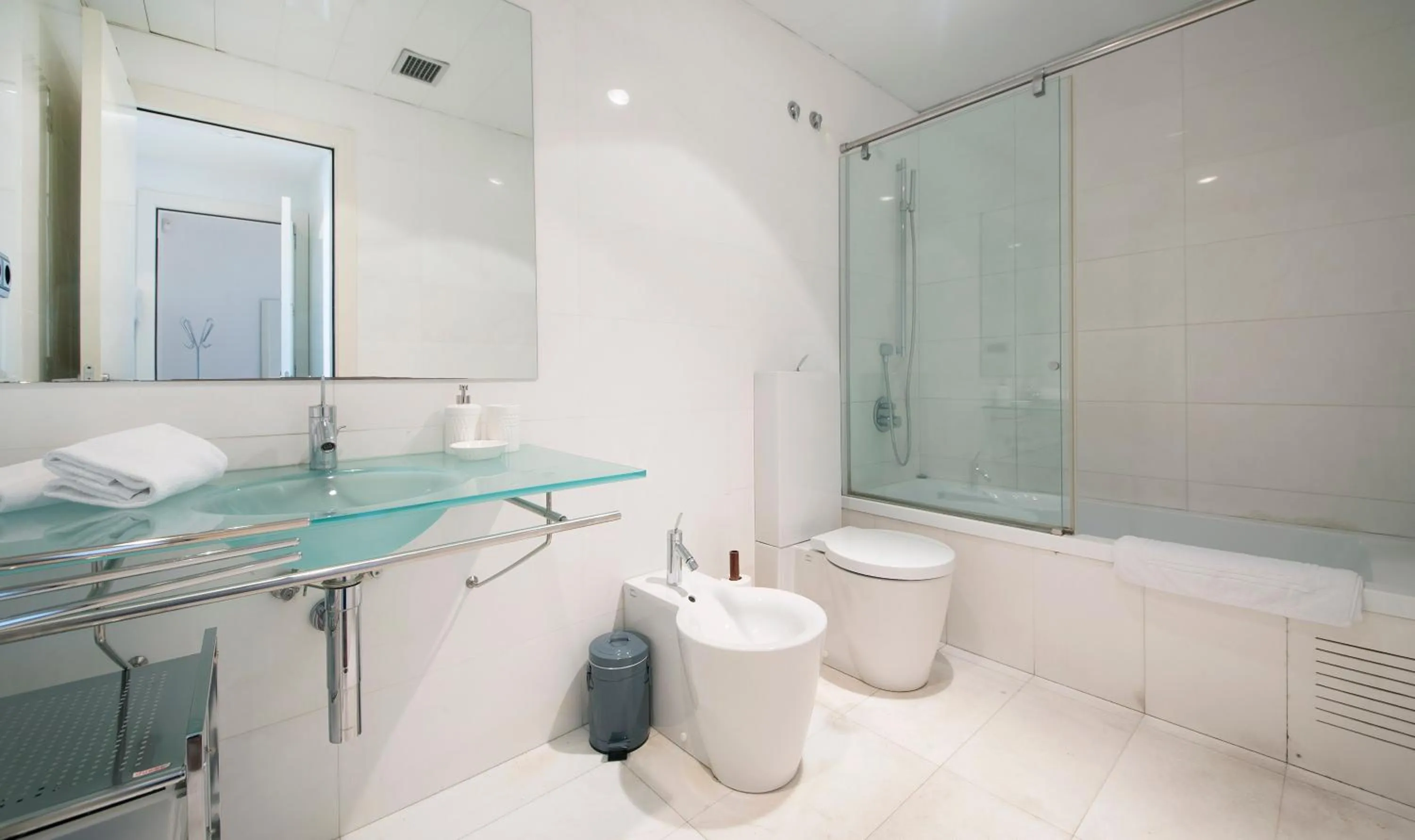 Bathroom in You Stylish City Center Apartments