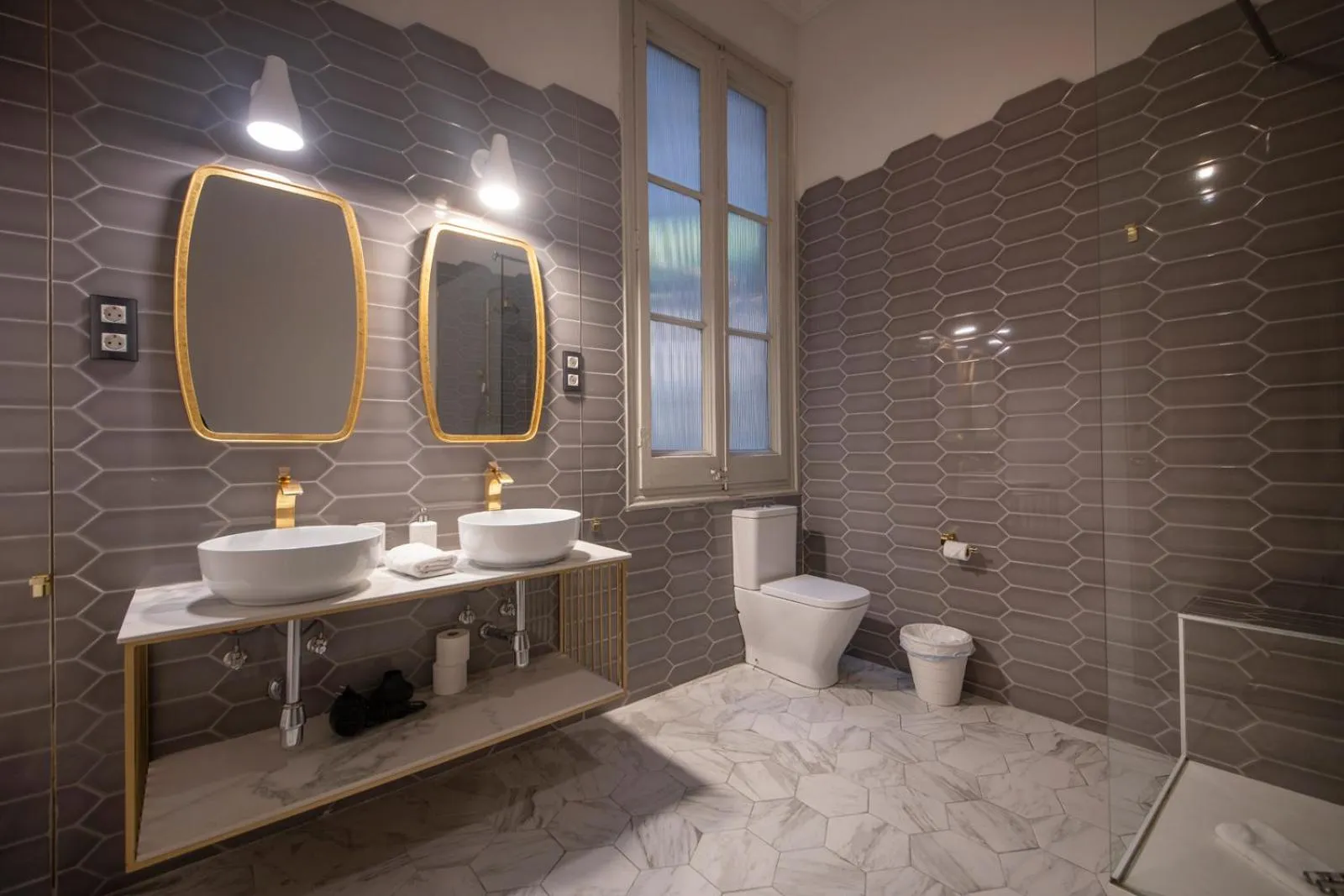 Bathroom in You Stylish City Center Apartments