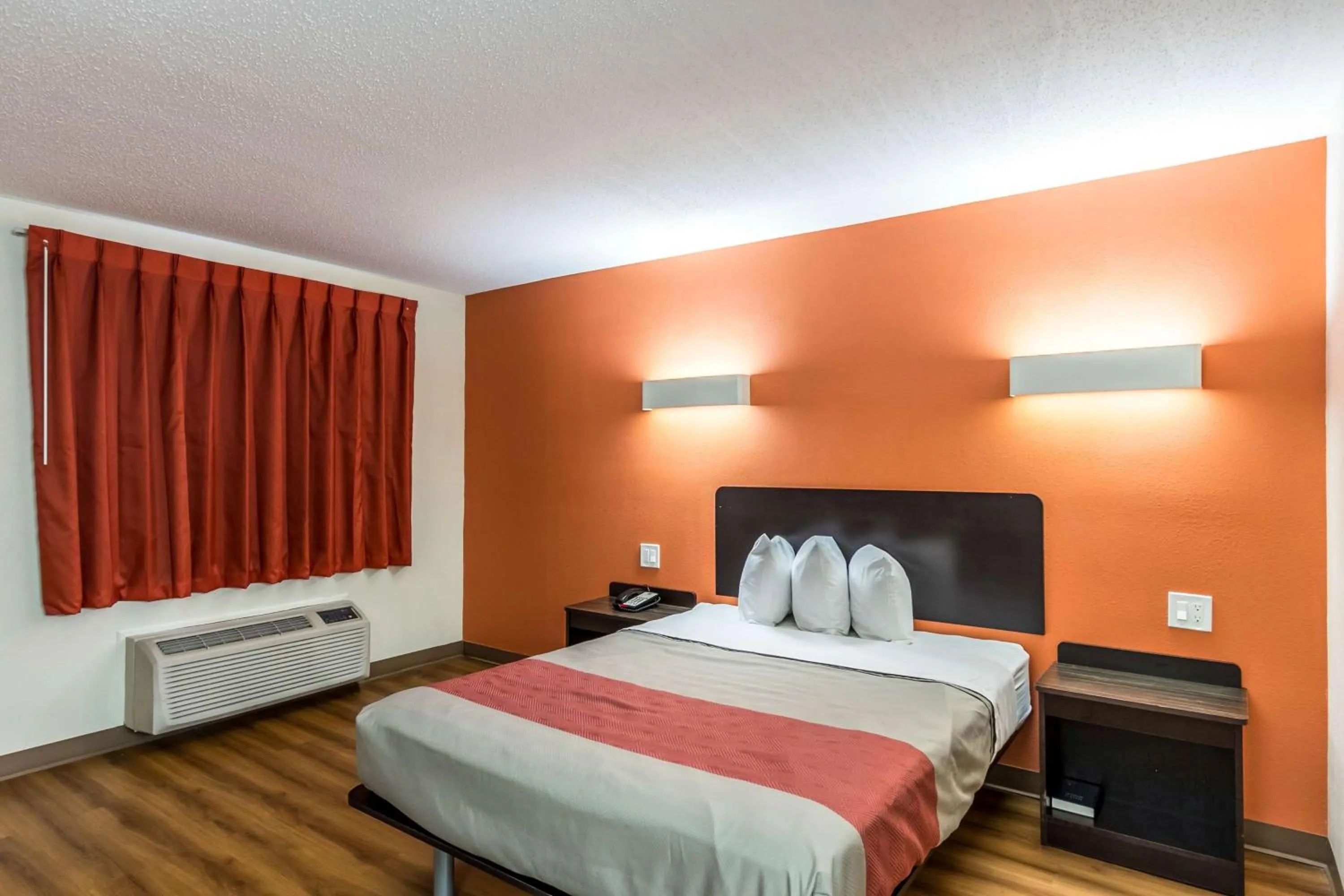 Photo of the whole room, Bed in Motel 6 New Brunswick