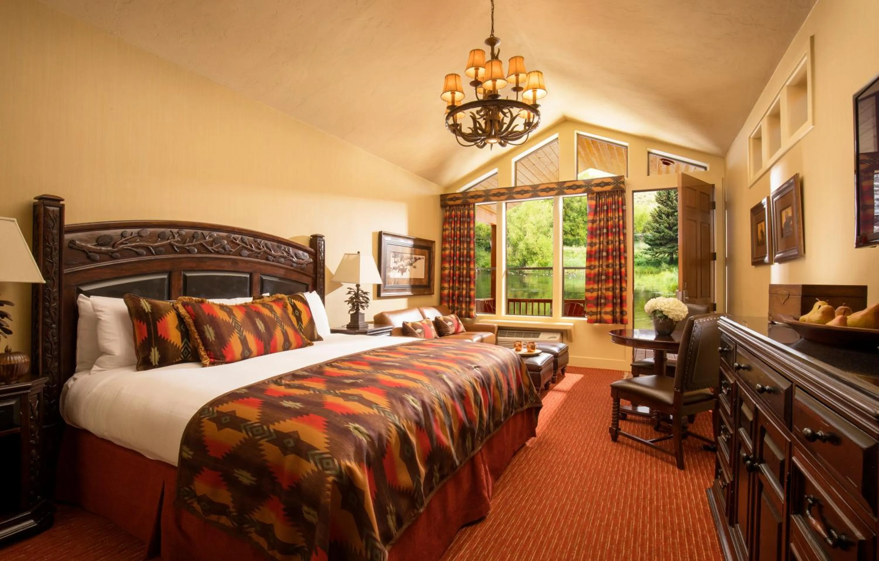 Photo of the whole room, Bed in Rustic Inn Creekside