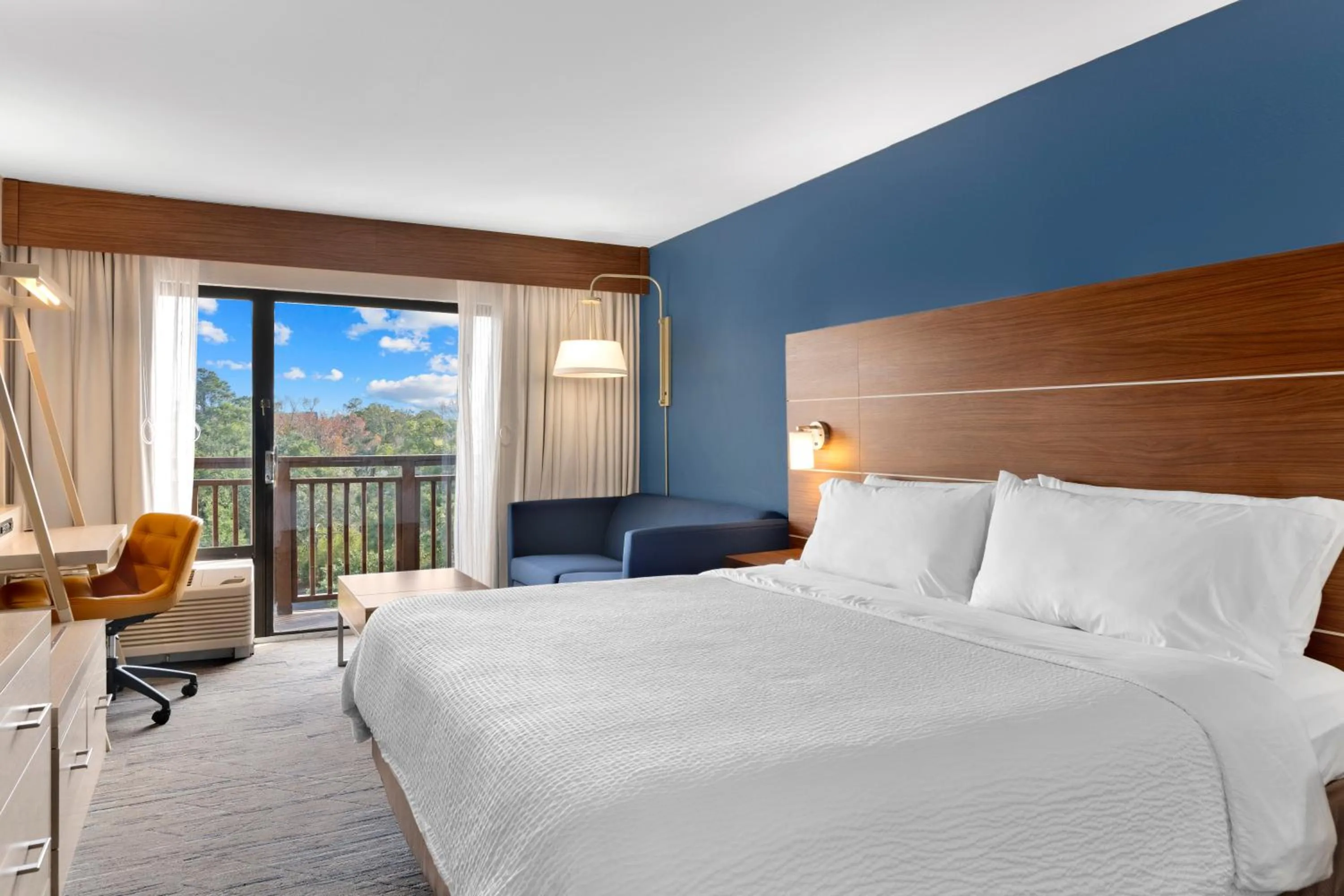 Balcony/Terrace, Bed in Holiday Inn Express Hilton Head Island by IHG