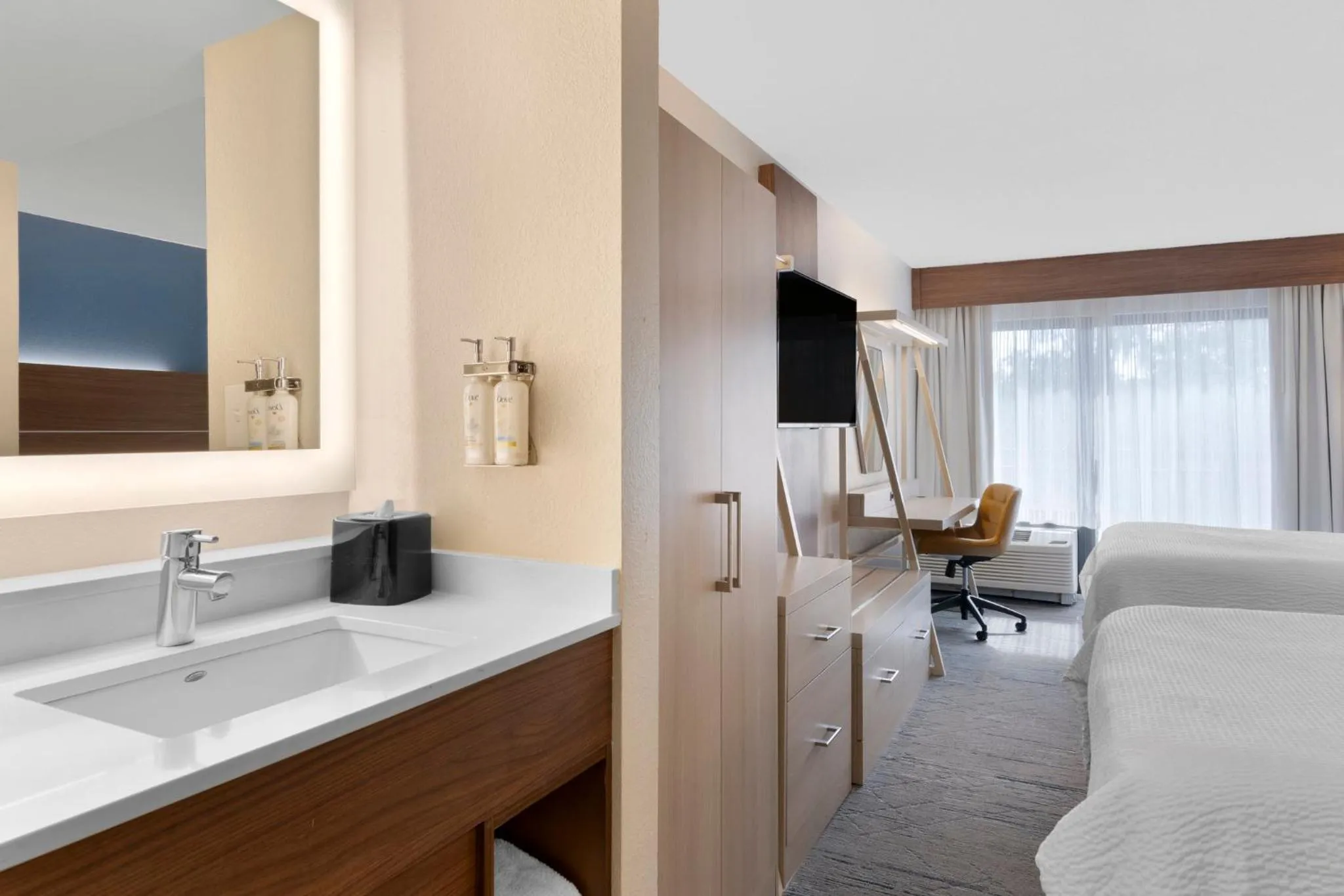 Photo of the whole room, Bed in Holiday Inn Express Hilton Head Island by IHG