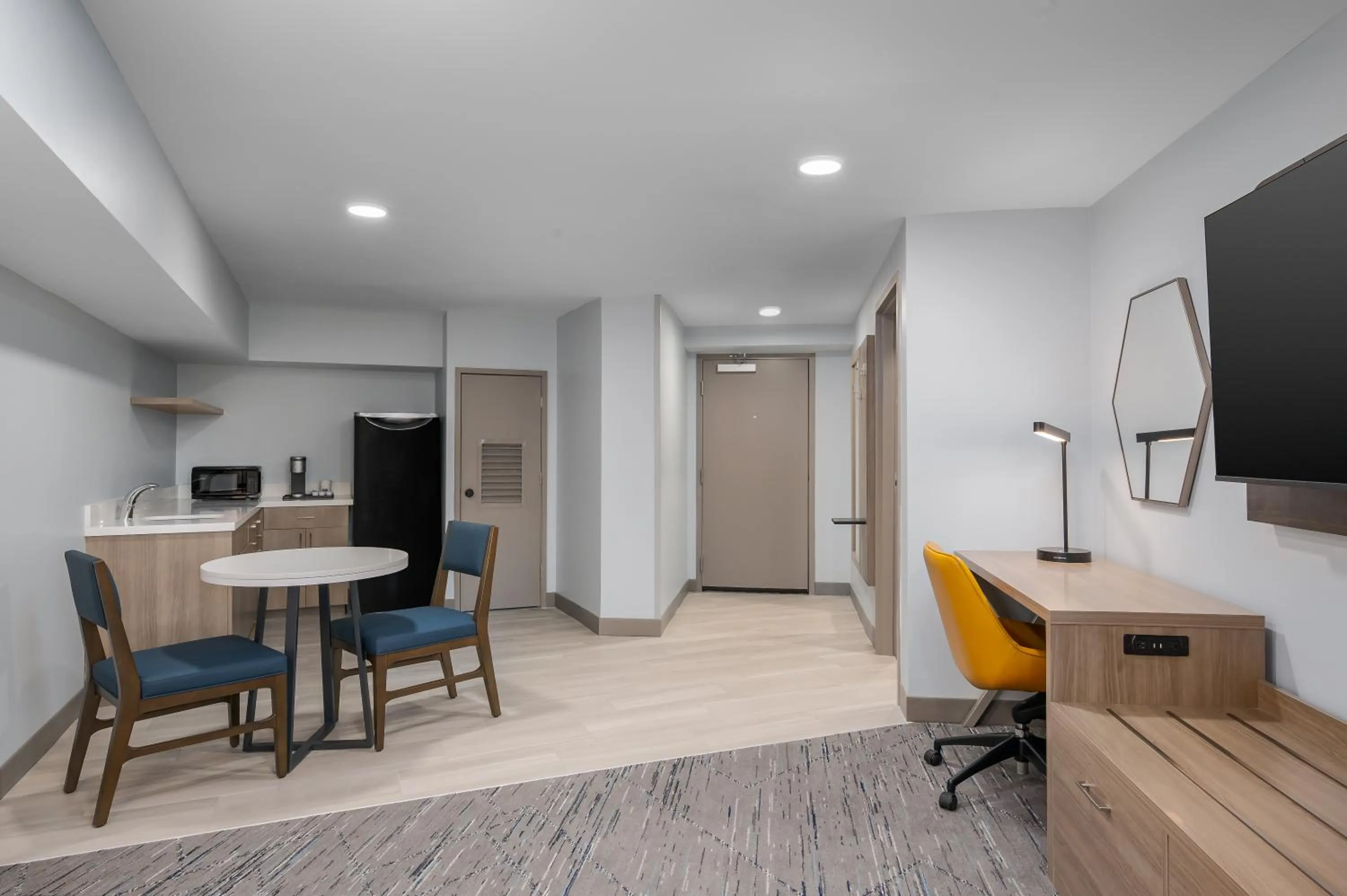 Kitchen or kitchenette in Holiday Inn Express Hilton Head Island by IHG