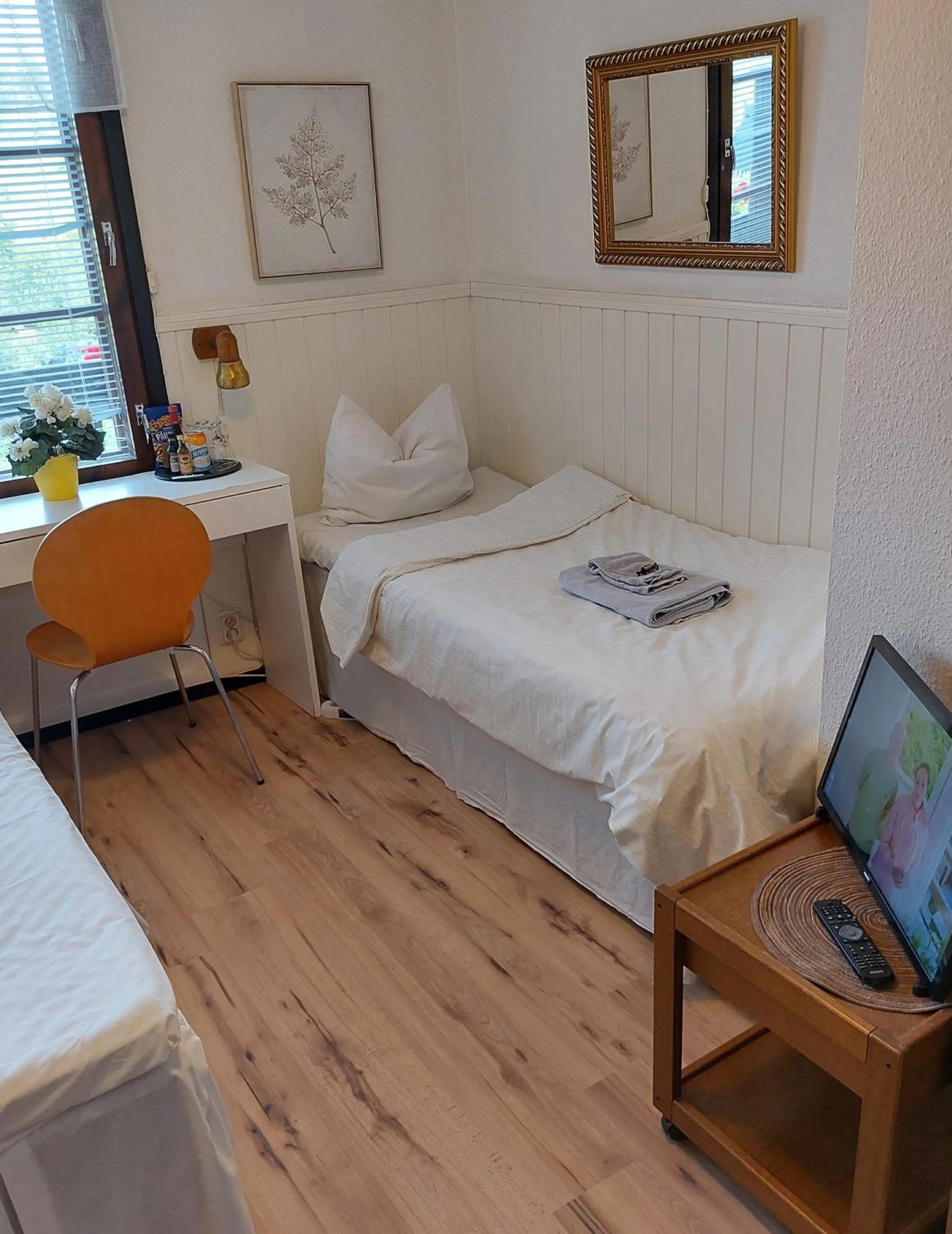 TV and multimedia, Bed in Cronin's Guesthouse Bed & Breakfast