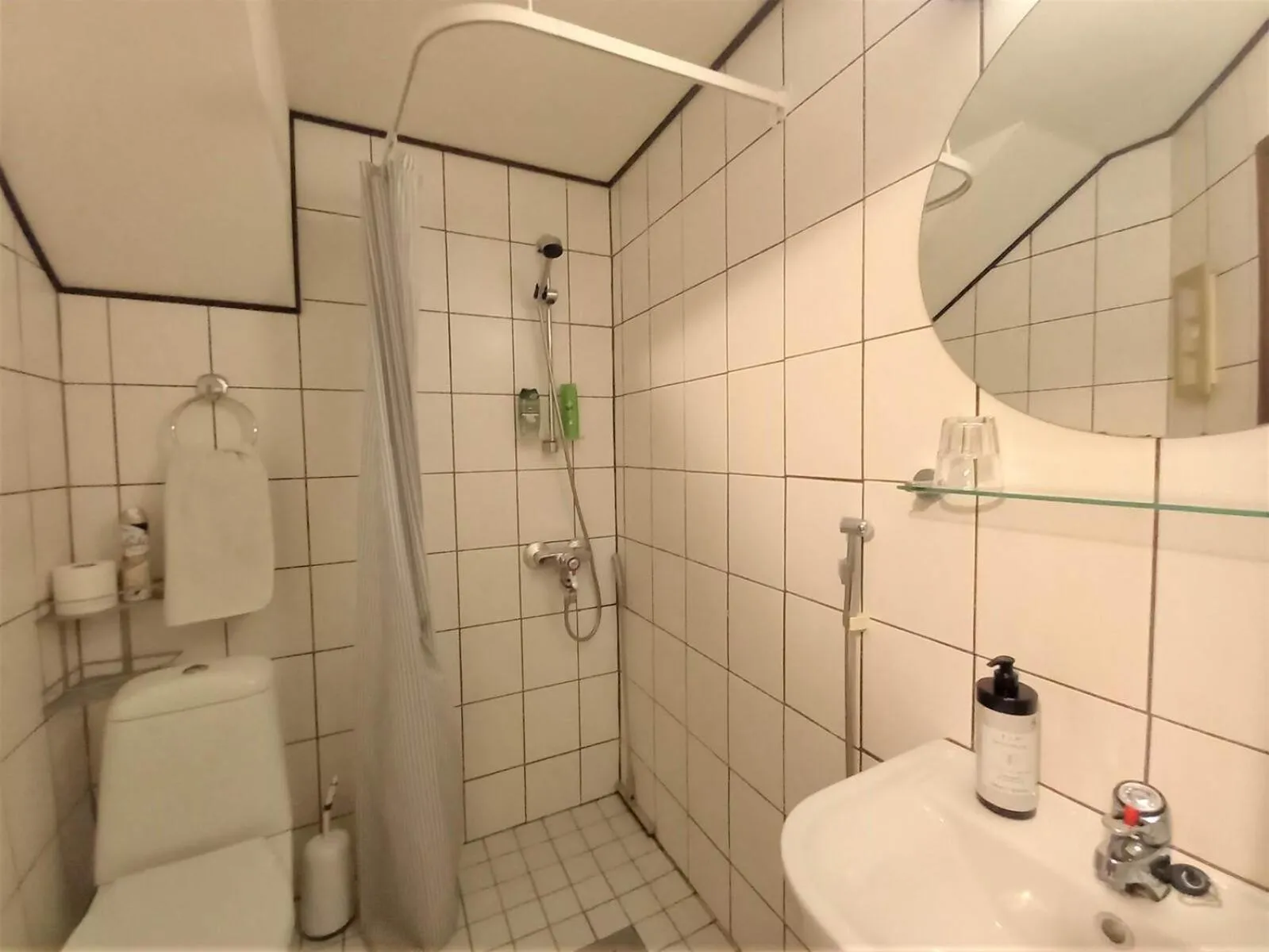 Bathroom in Cronin's Guesthouse Bed & Breakfast