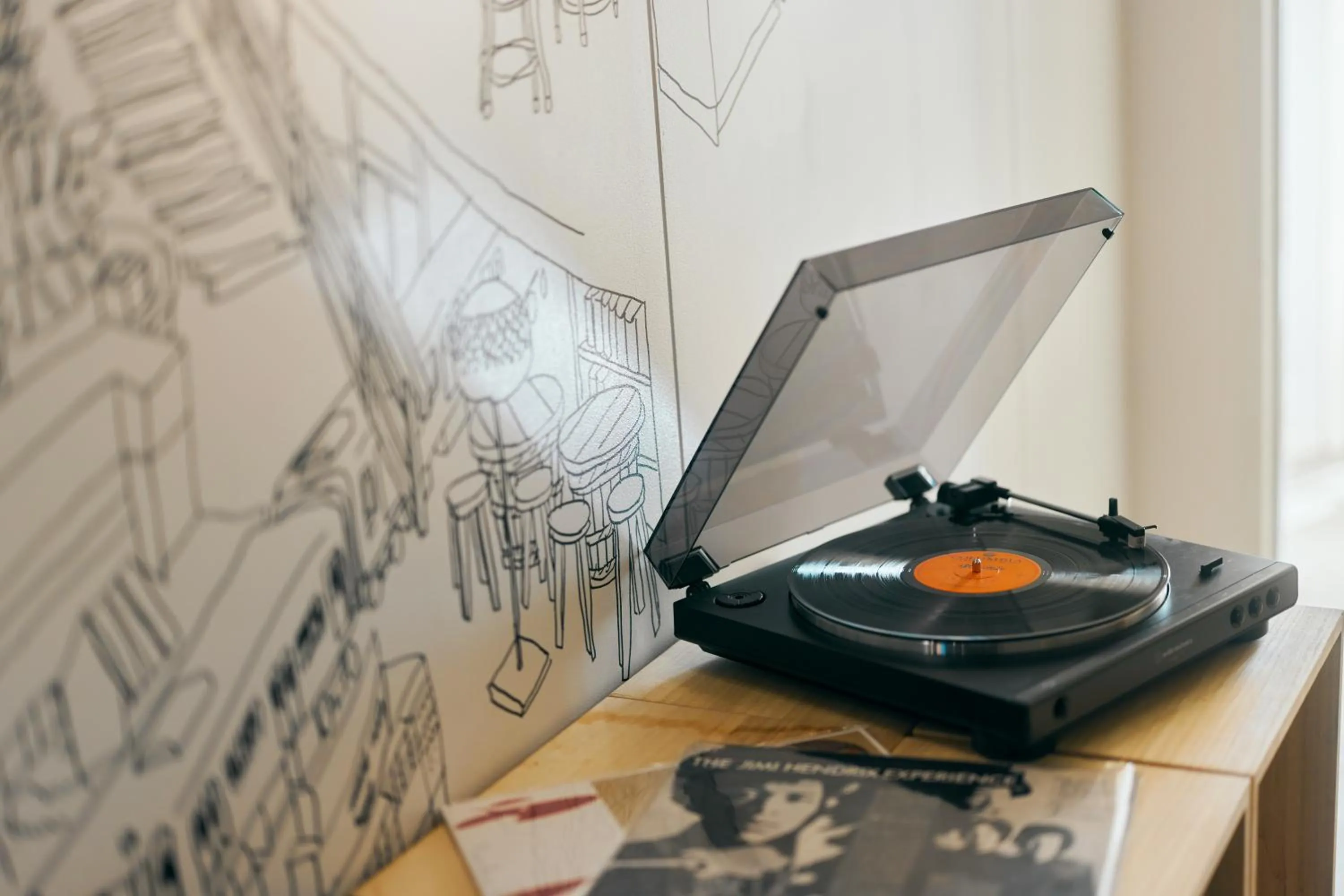 Communal lounge/ TV room in Common de - Hostel & Bar