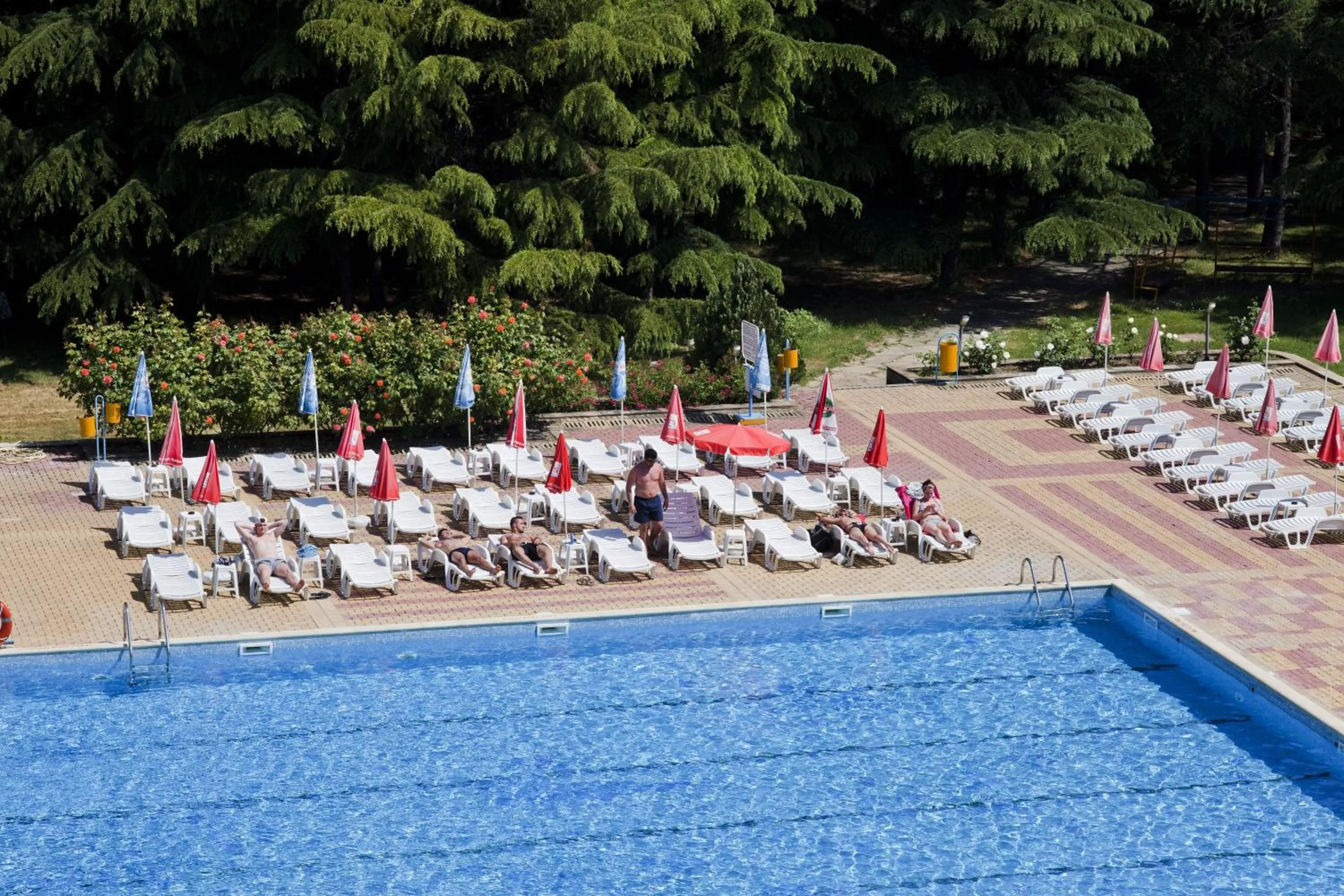 Swimming pool in Continental Park Hotel