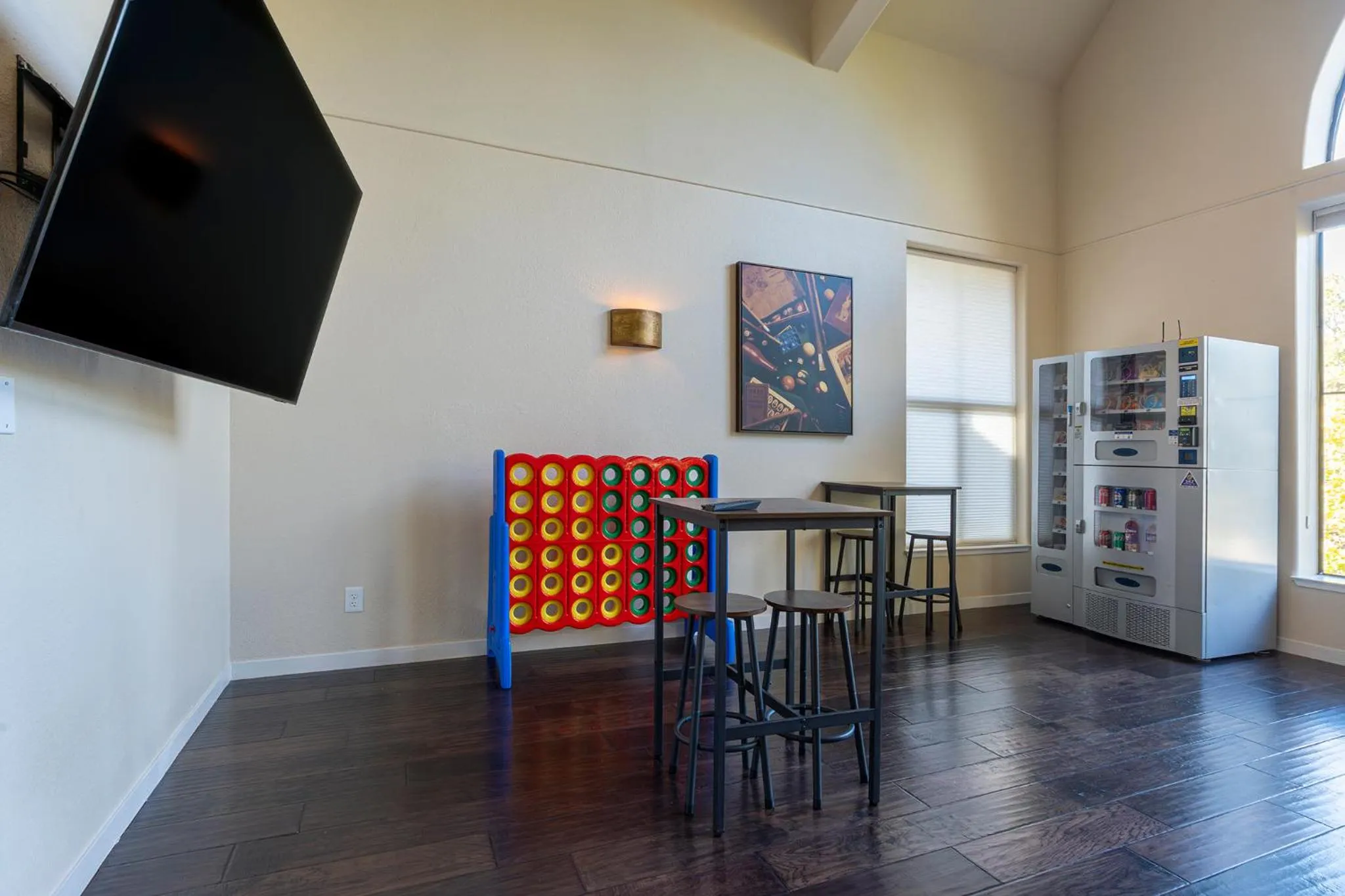 Communal lounge/ TV room in RiverPointe Napa Valley Resort