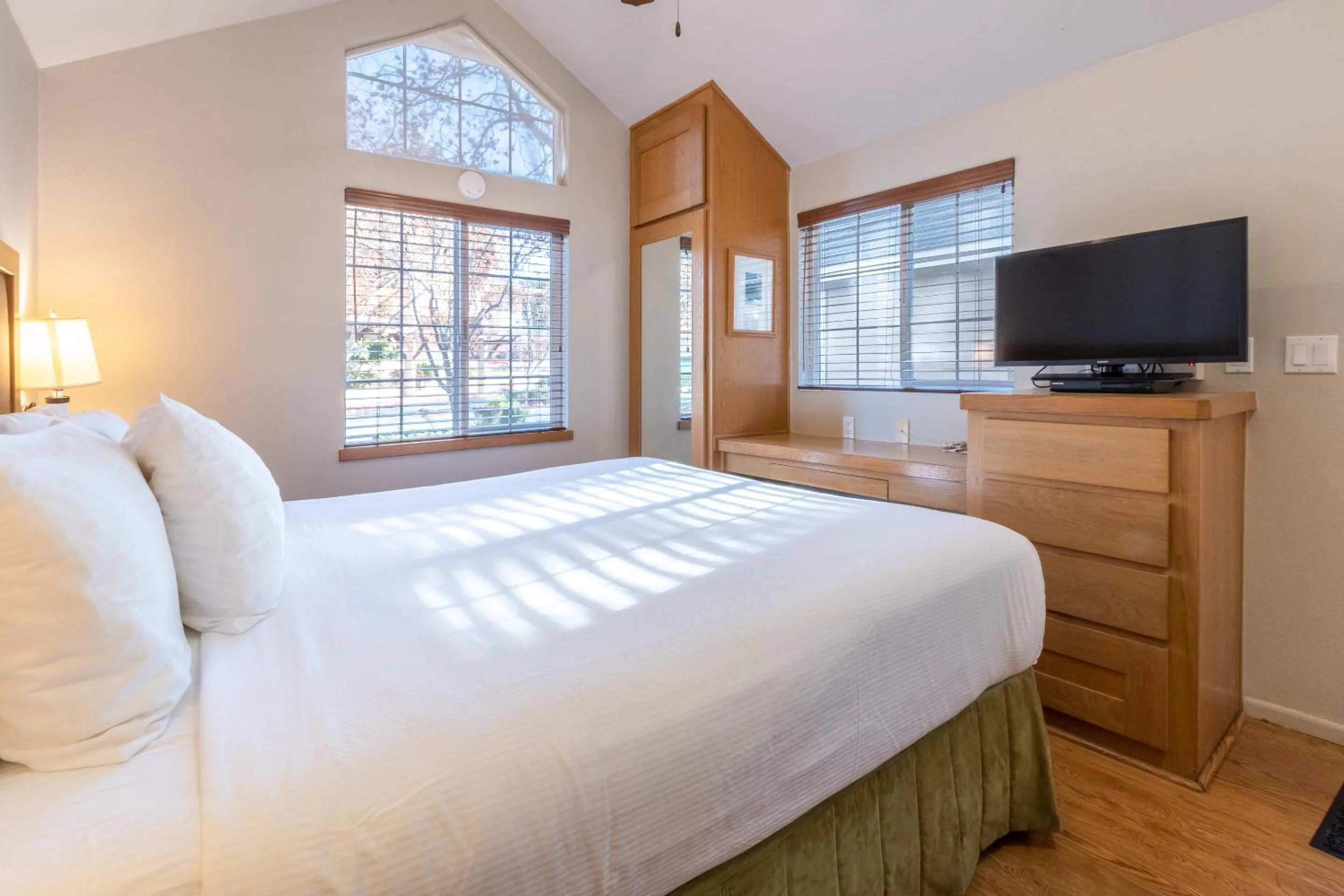 Bed in RiverPointe Napa Valley Resort