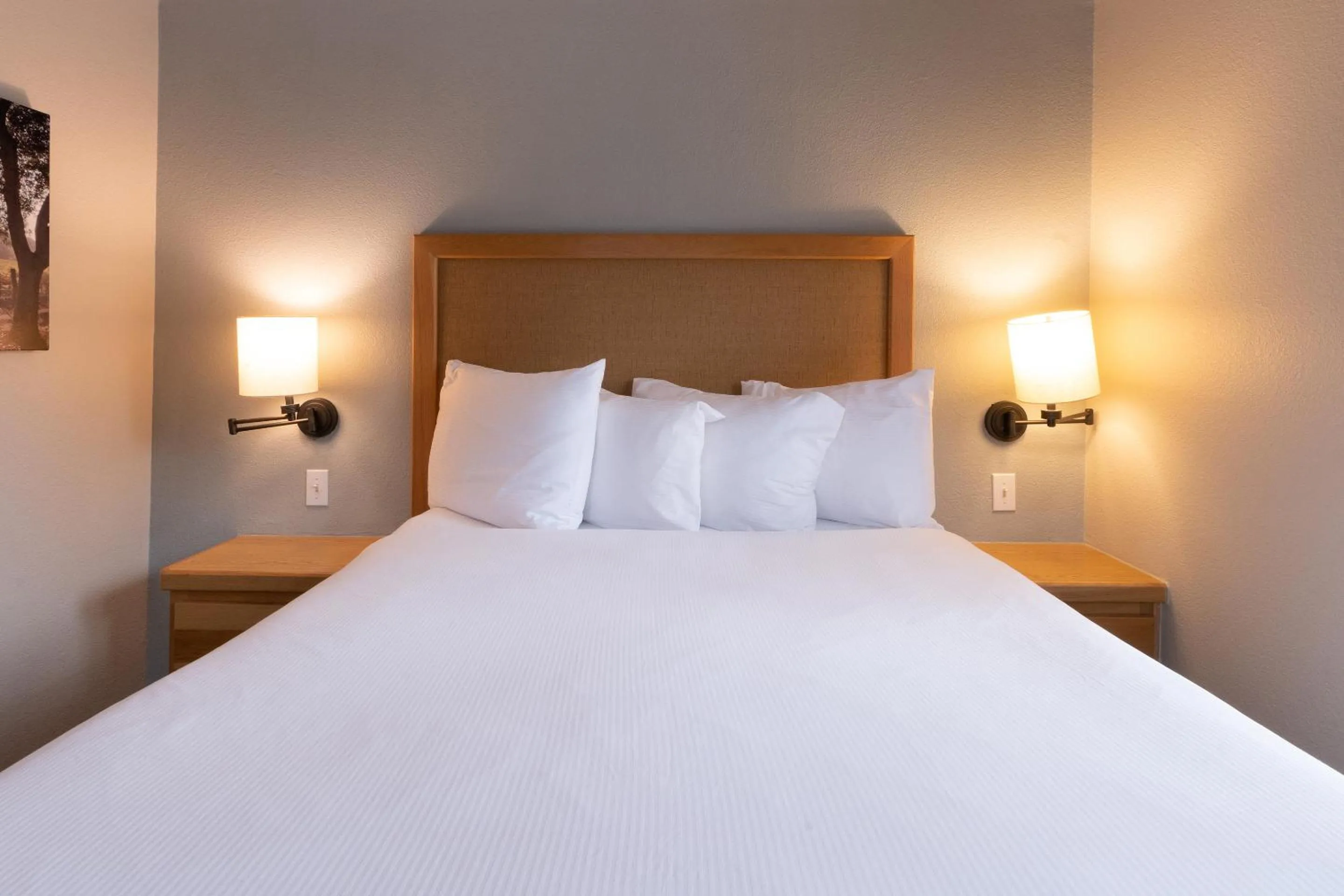 Bed in RiverPointe Napa Valley Resort