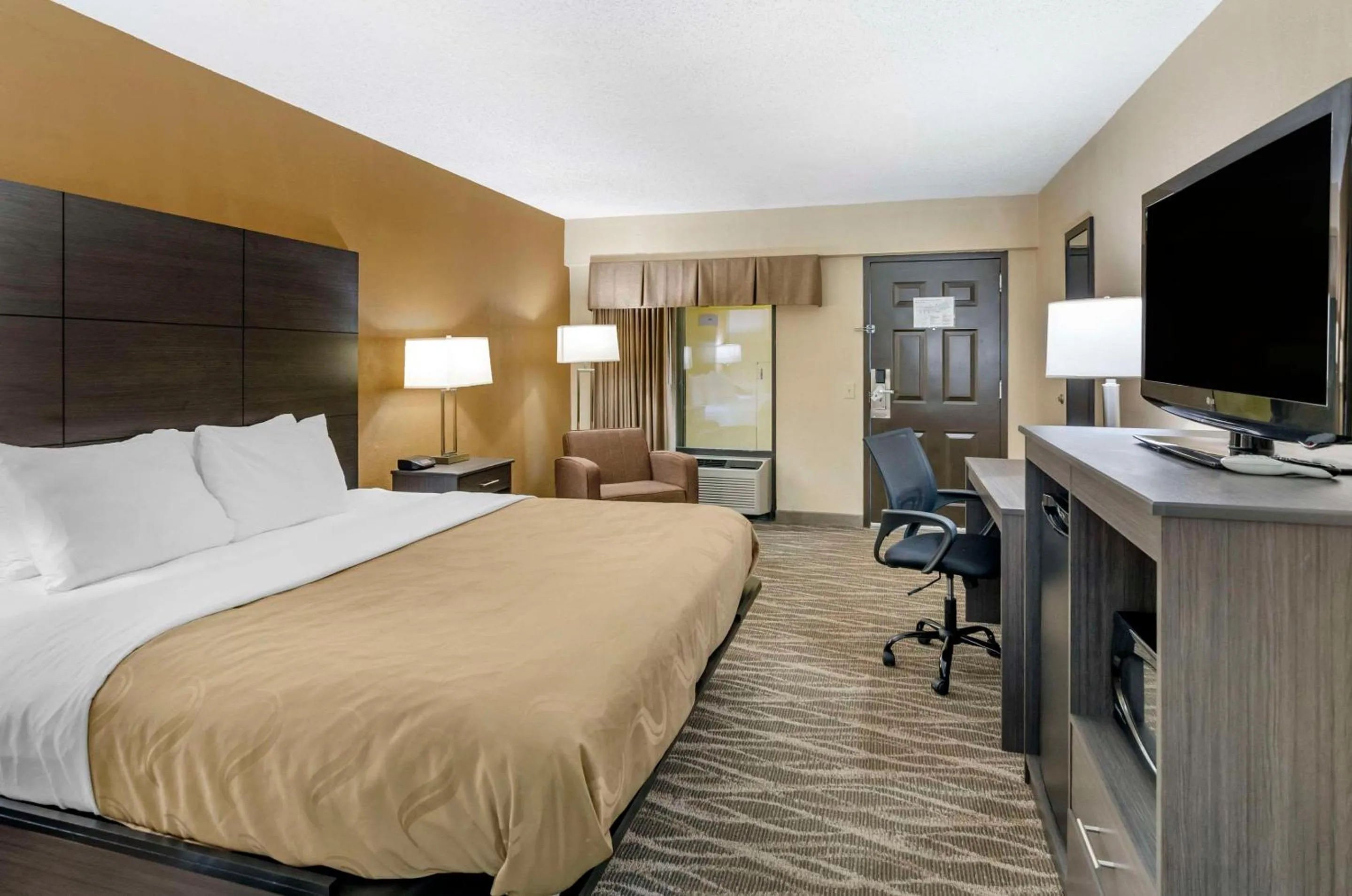 Bedroom, Bed in Quality Inn Hillsville