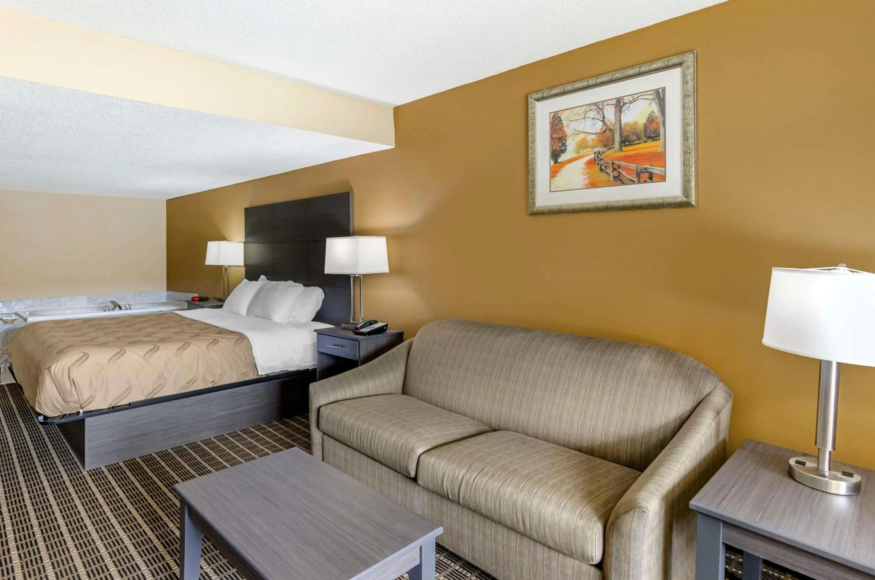 Bedroom, Bed in Quality Inn Hillsville