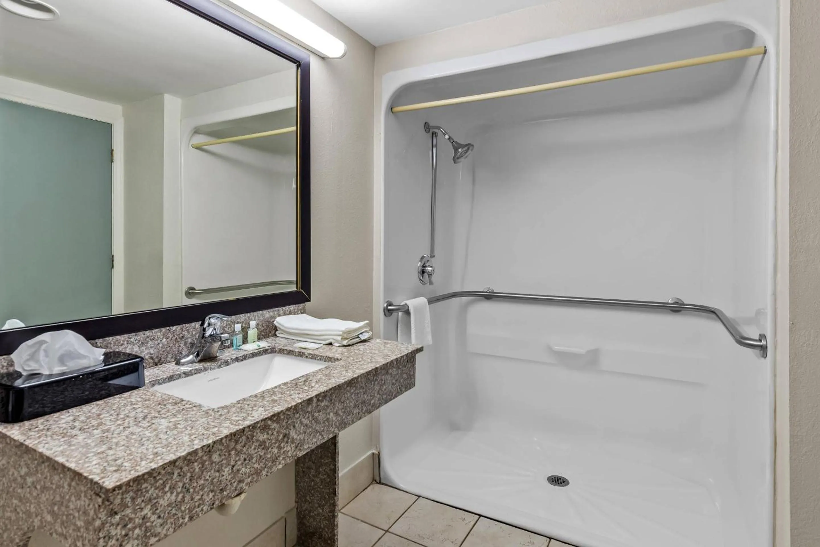 Bedroom in Quality Inn Hillsville