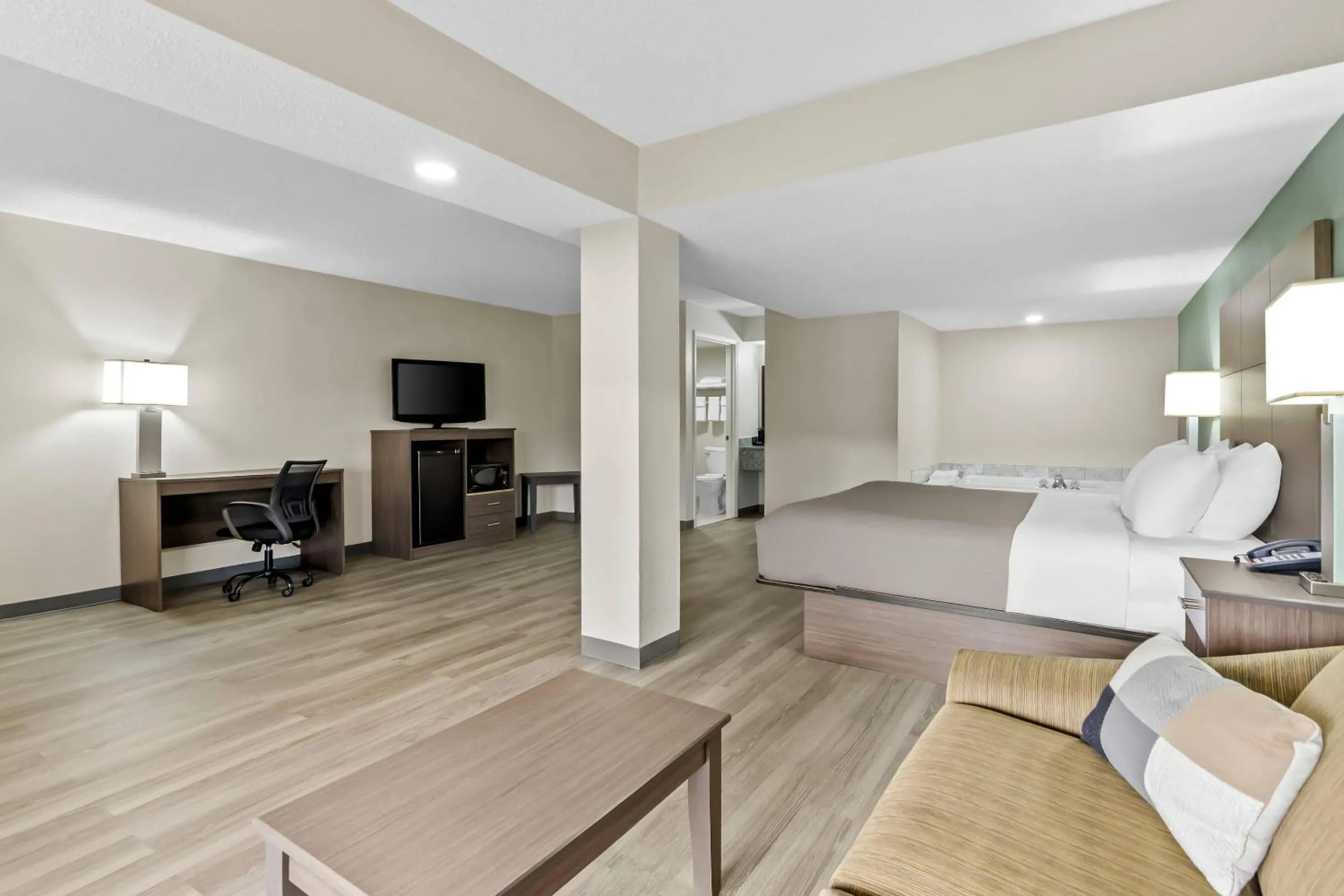 Bedroom, Bed in Quality Inn Hillsville