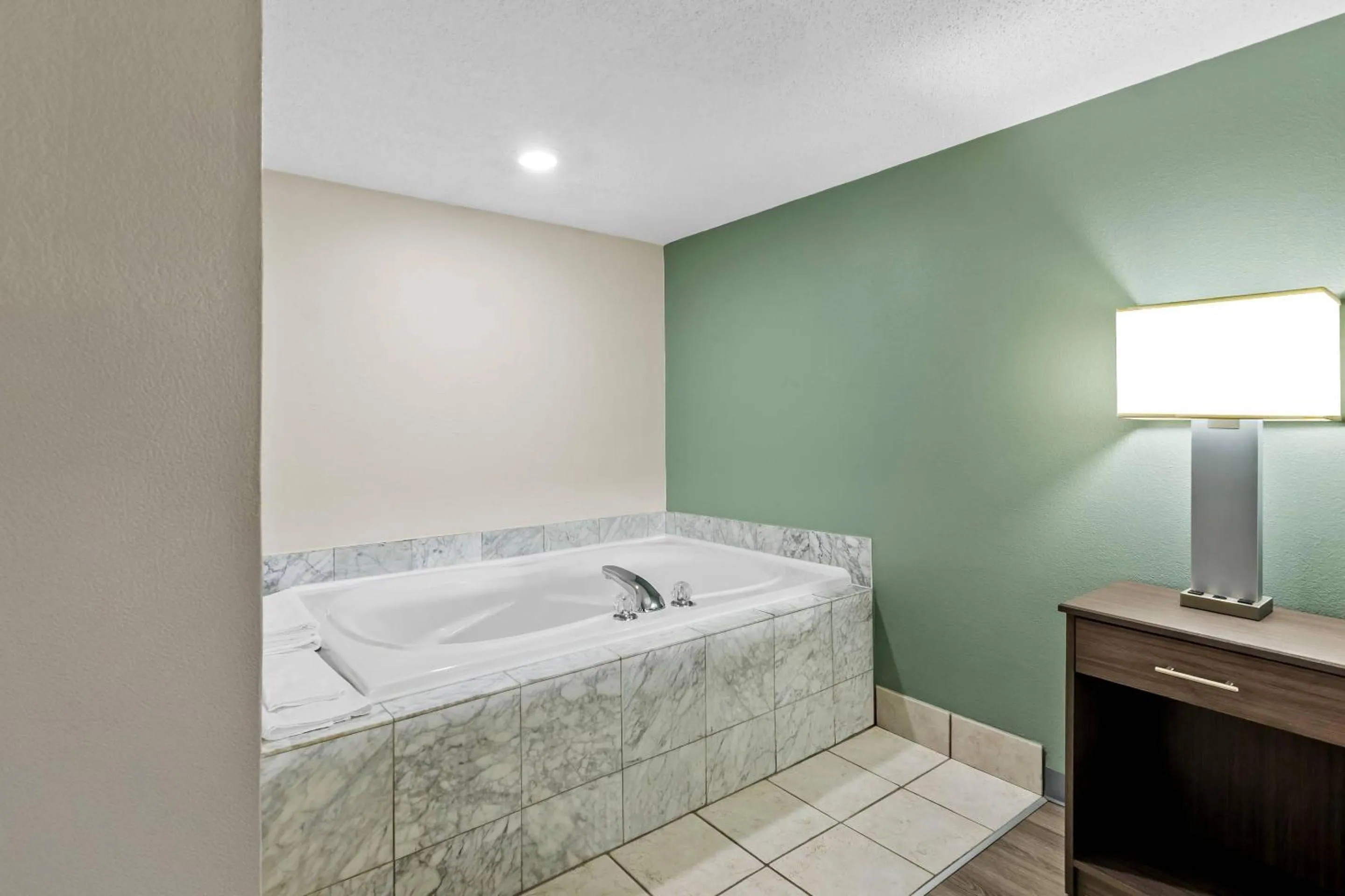 Bedroom in Quality Inn Hillsville