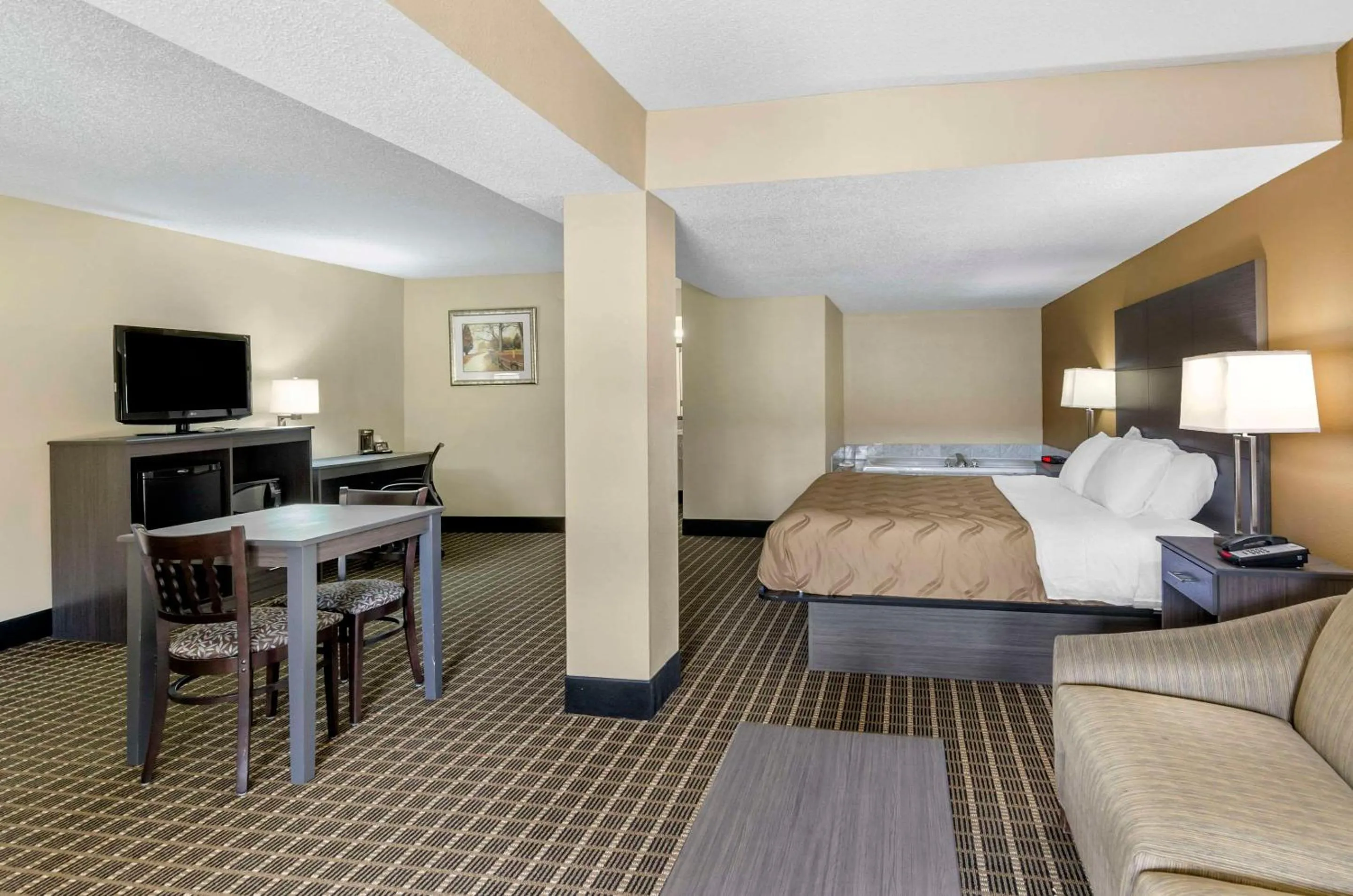 Bedroom in Quality Inn Hillsville