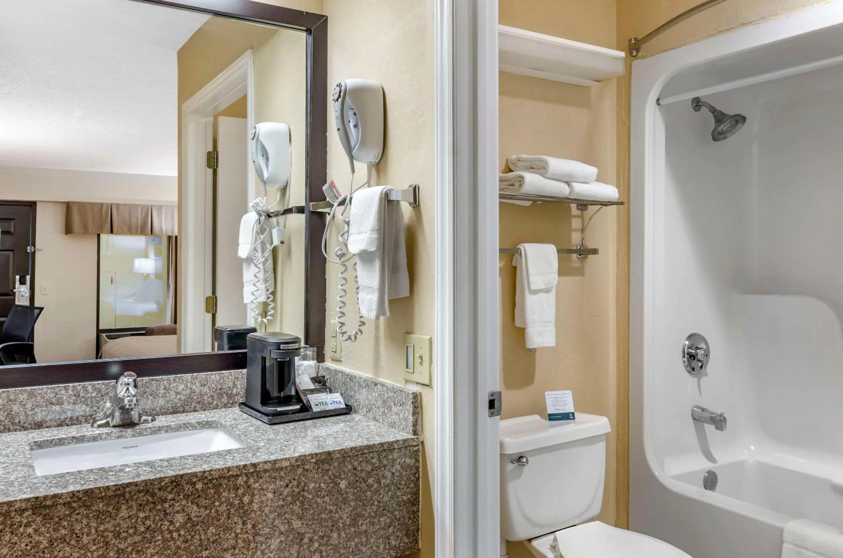 Bedroom in Quality Inn Hillsville