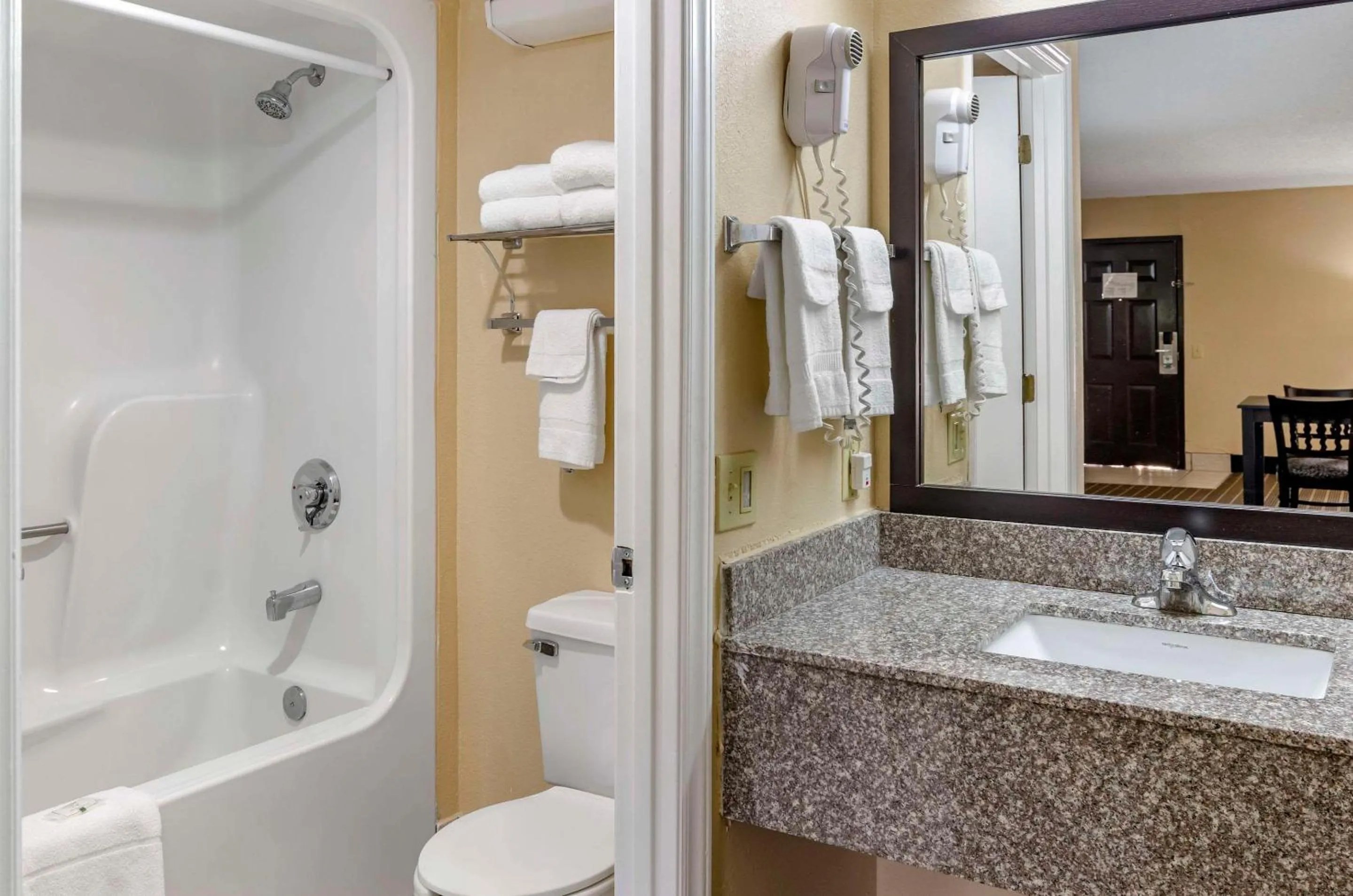 Bedroom in Quality Inn Hillsville