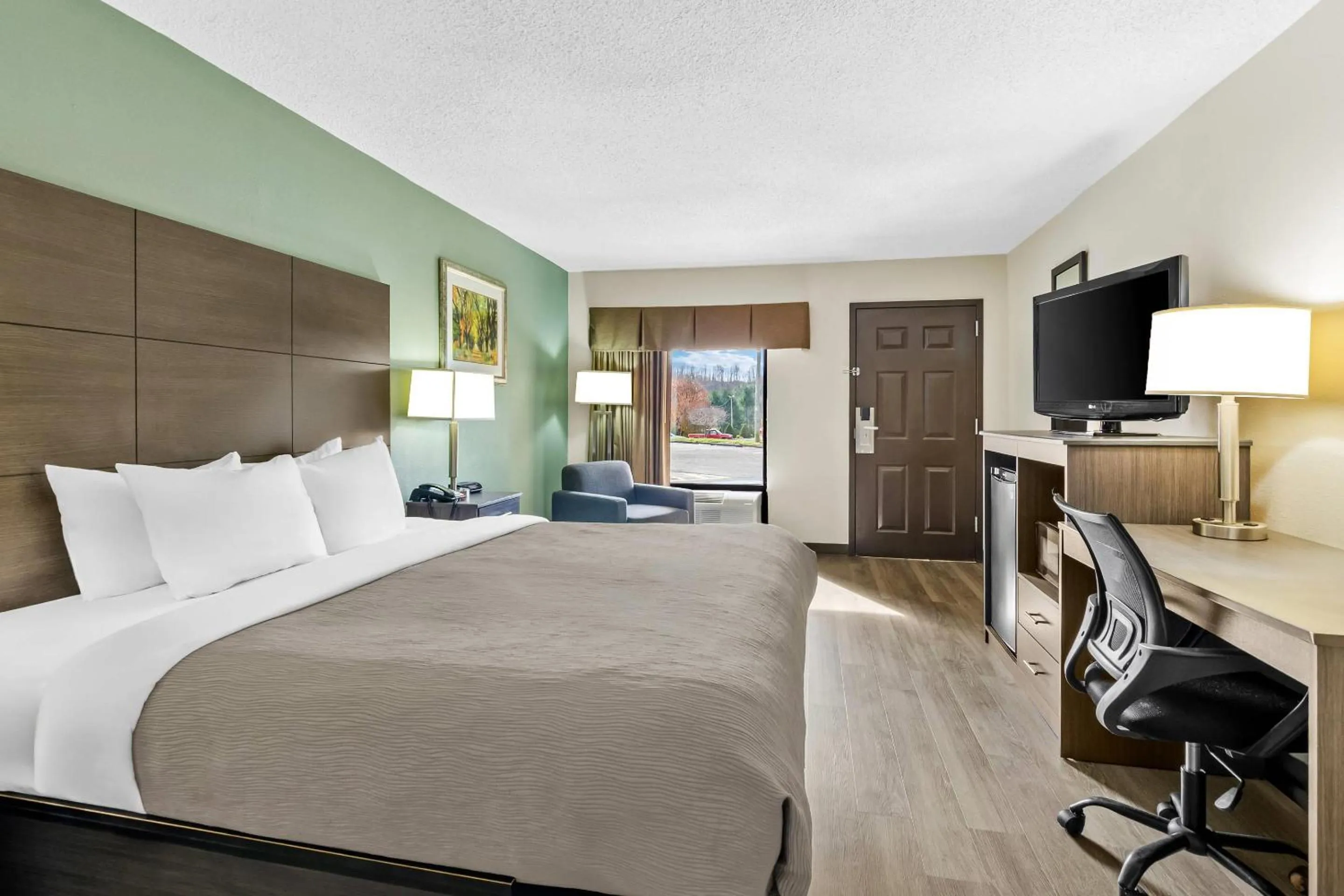 Bedroom, Bed in Quality Inn Hillsville