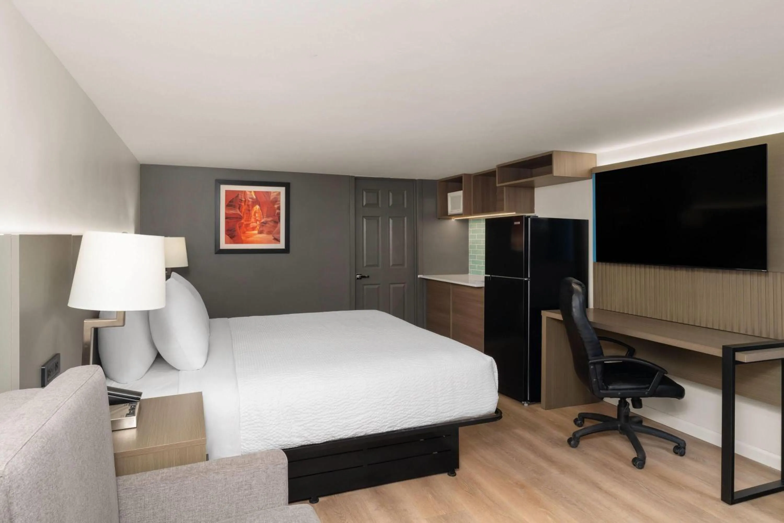 Photo of the whole room, Bed in Baymont by Wyndham Rock Springs