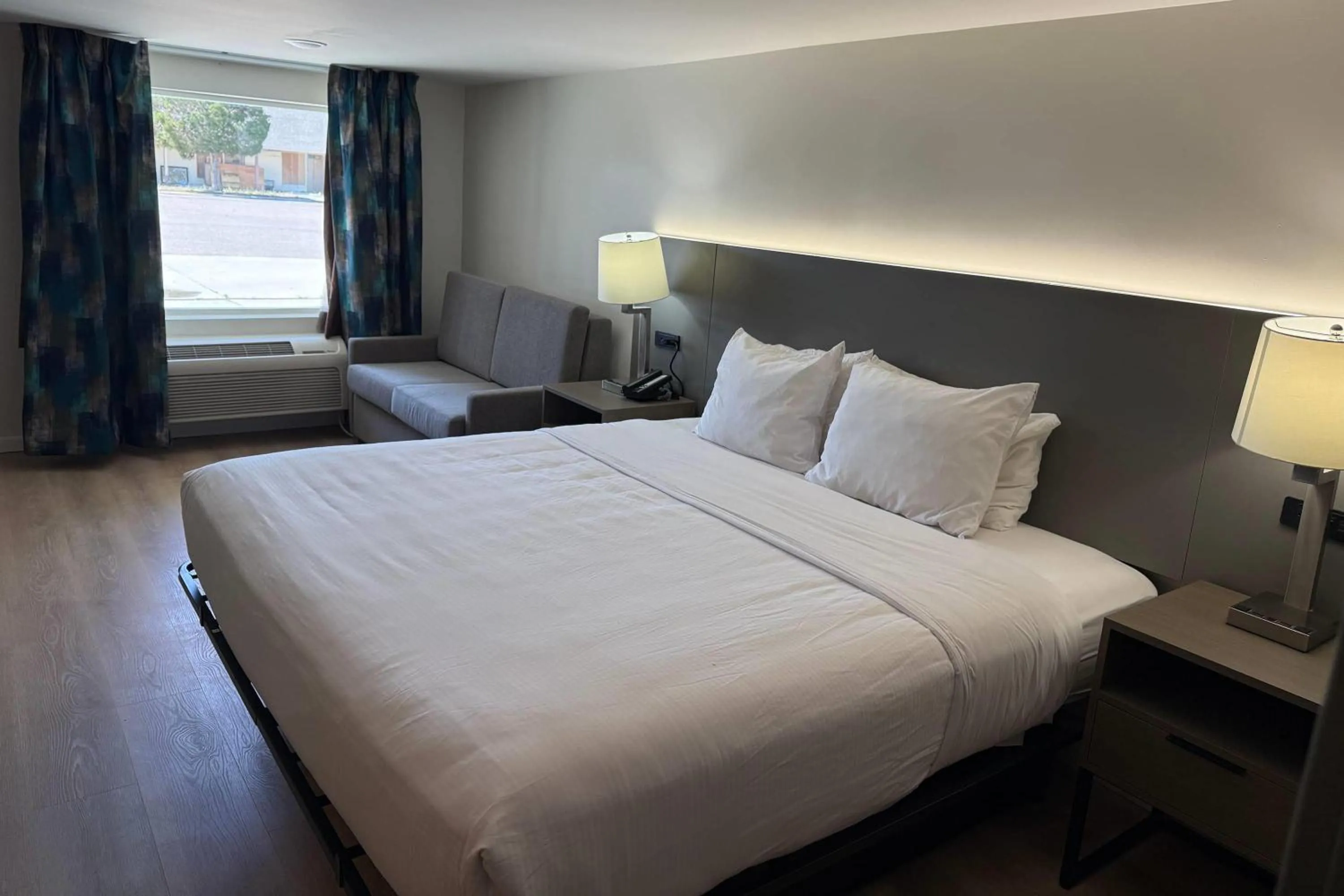 Photo of the whole room, Bed in Baymont by Wyndham Rock Springs