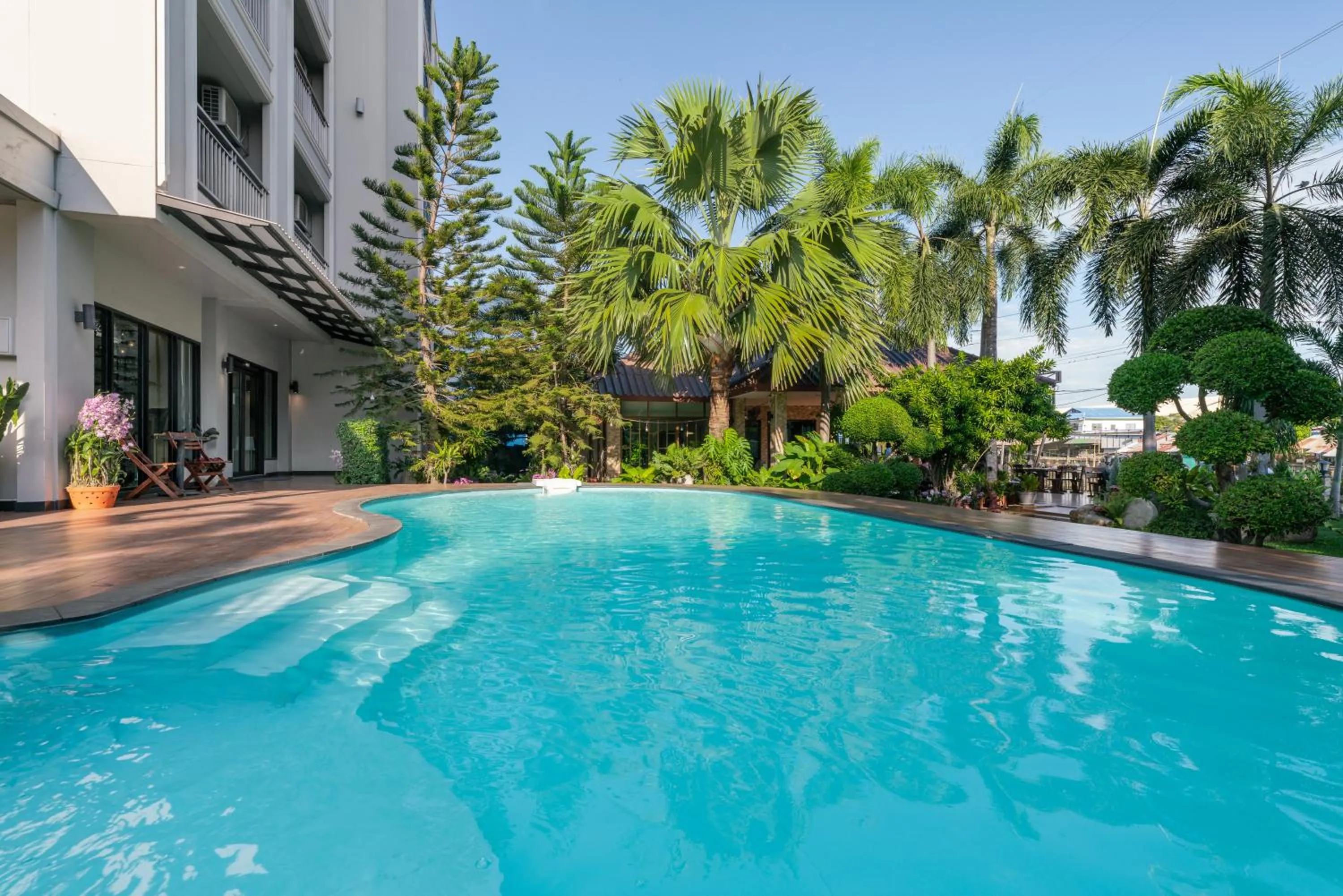 Swimming pool in Golden Foyer Suvarnabhumi Airport Hotel