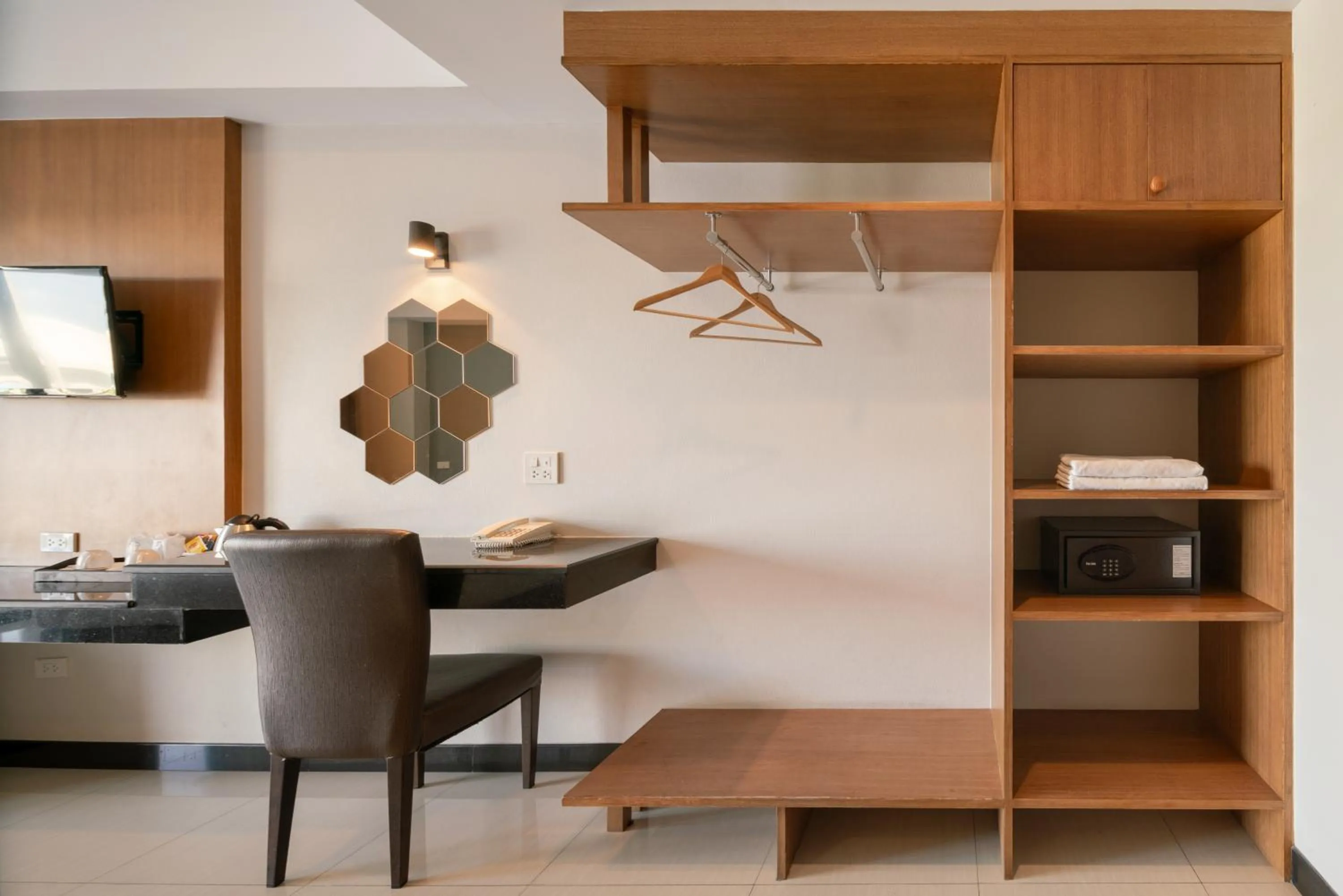 wardrobe in Golden Foyer Suvarnabhumi Airport Hotel