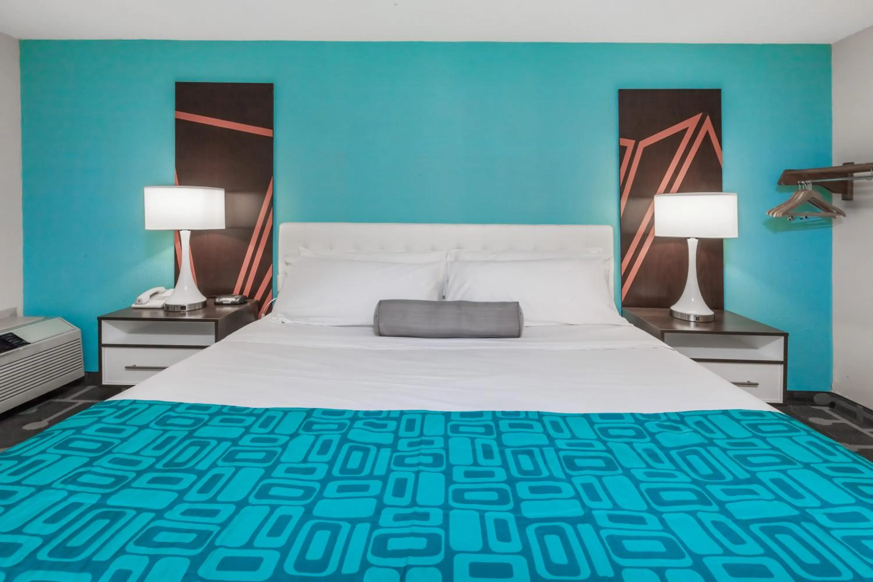 Decorative detail, Bed in Howard Johnson by Wyndham Romulus Detroit Metro Airport