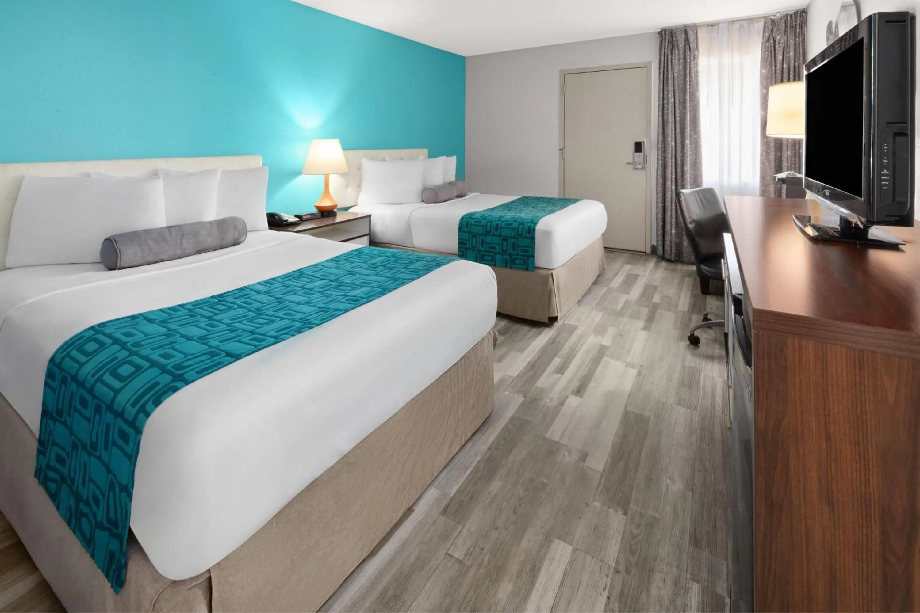 Photo of the whole room, Bed in Howard Johnson by Wyndham Romulus Detroit Metro Airport
