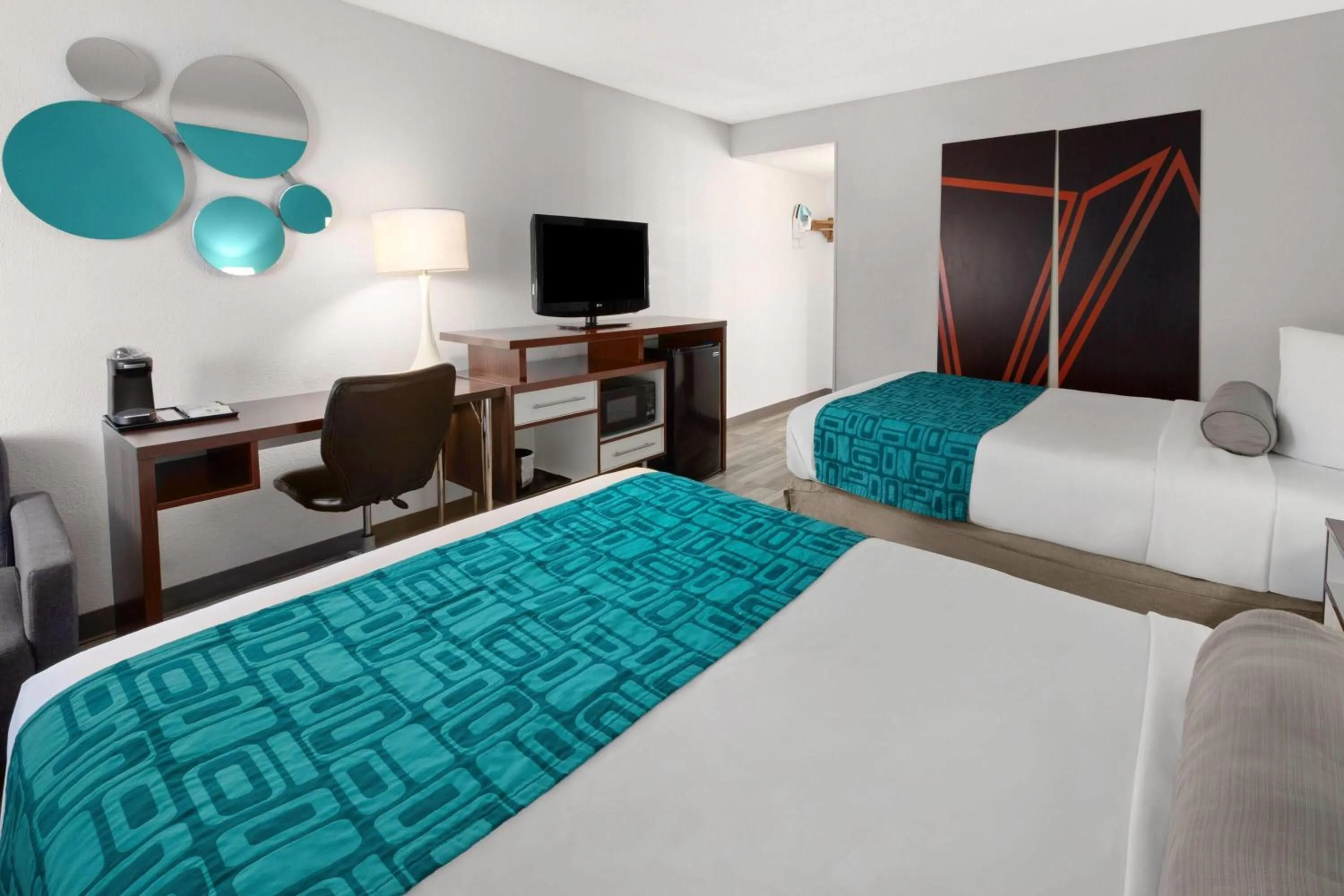 Photo of the whole room, Bed in Howard Johnson by Wyndham Romulus Detroit Metro Airport